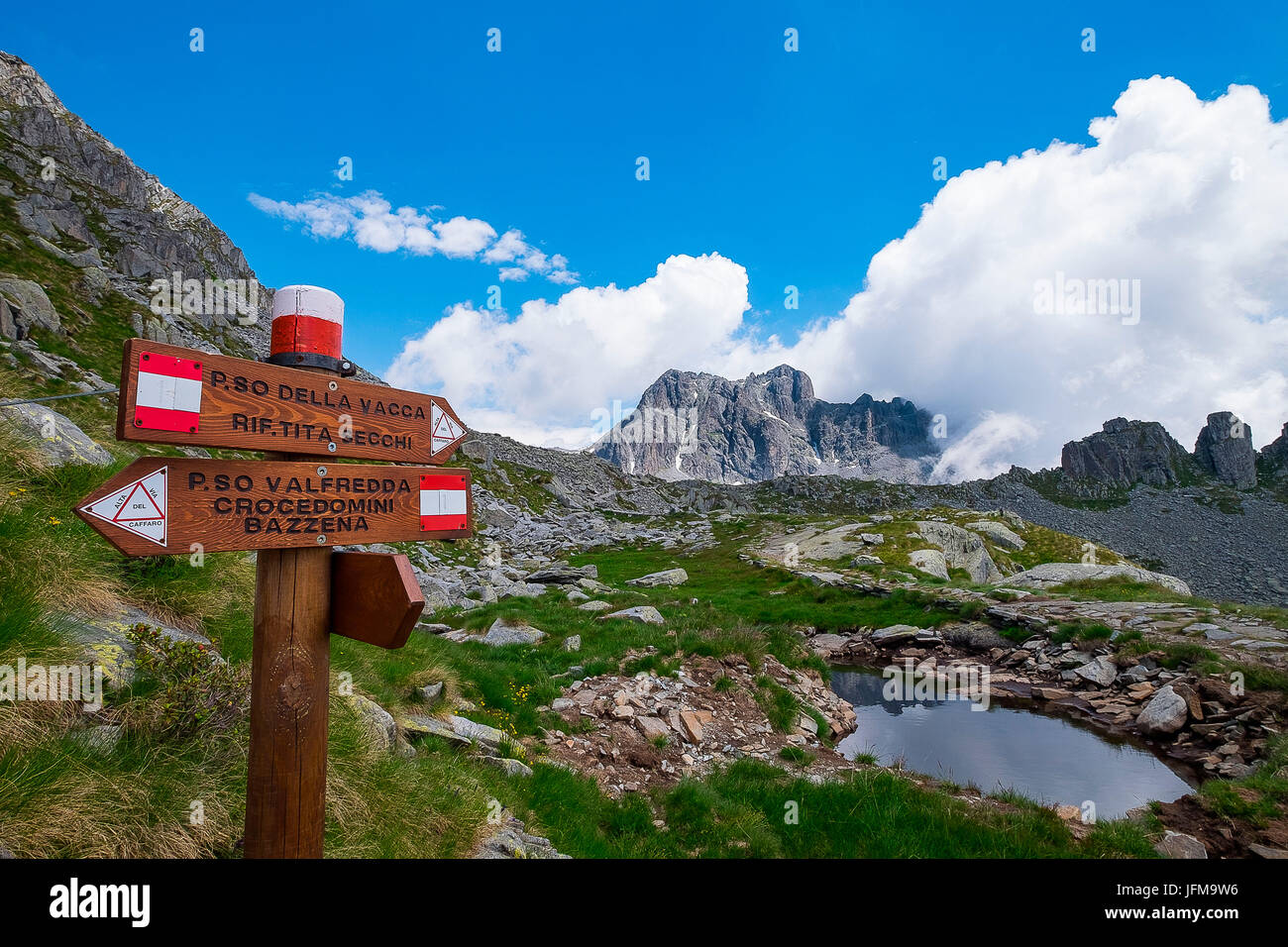 Seo, Parc de l'Adamello, Lombardie, Italie panneaux qui indiquent les chemins et les abris à proximité du lac de Vacce et Rifugio Tita sec, dans l'arrière-plan la montagne Blumone Banque D'Images