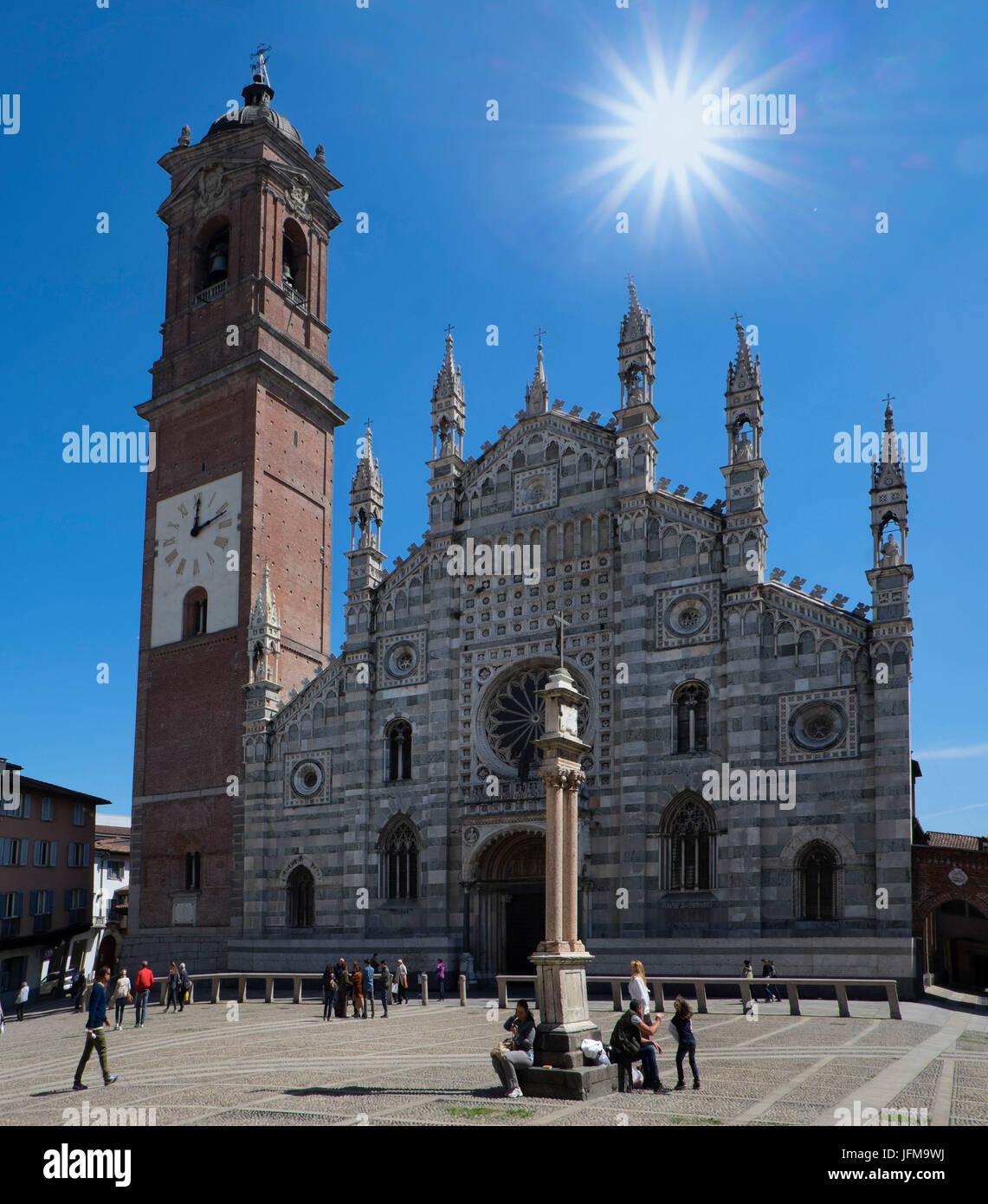 Monza, Lombardie, Italie La cathédrale et la place de Monza prises à rétro-éclairage Banque D'Images