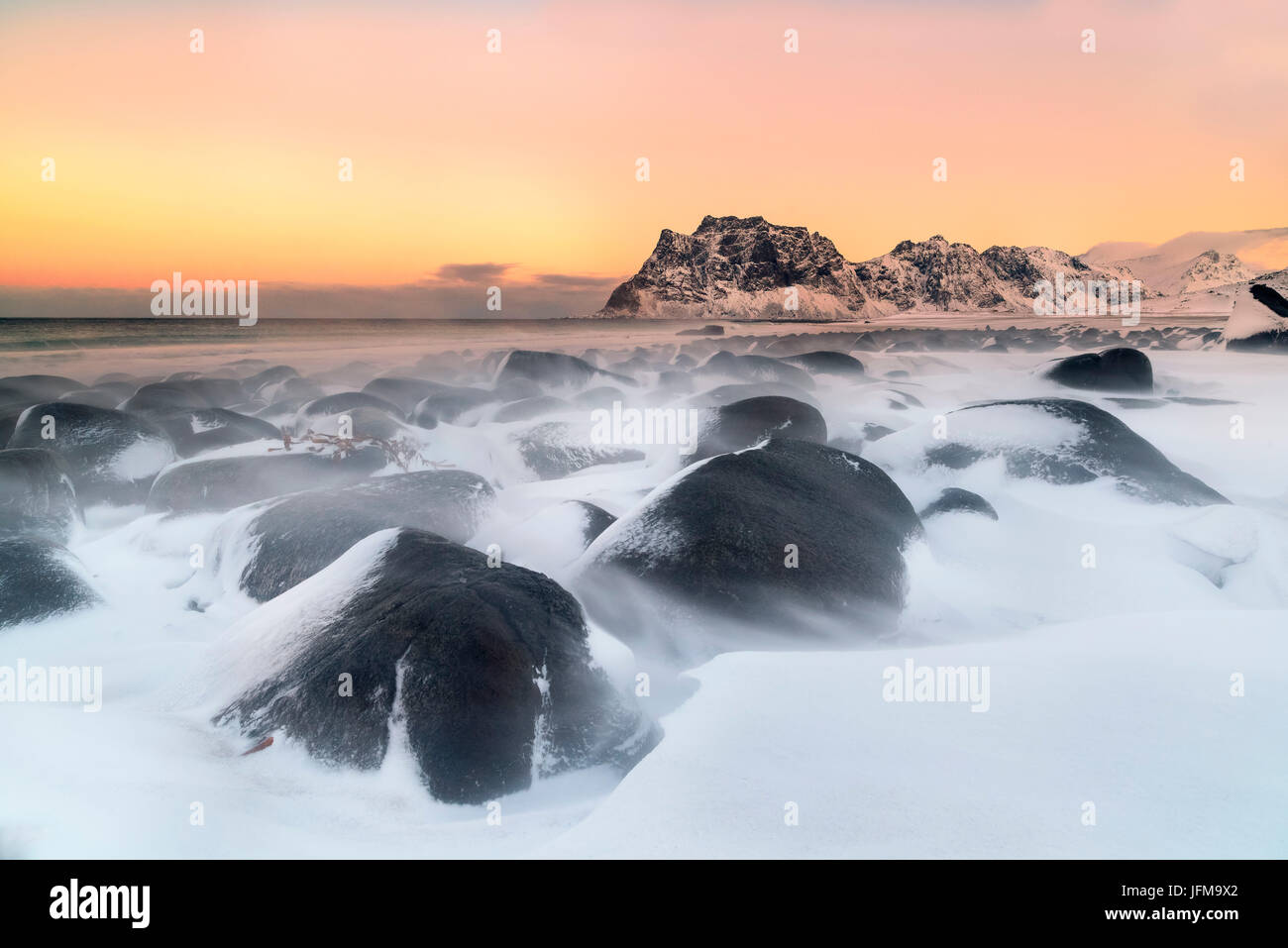 Utakleiv beach, îles Lofoten, Norvège La plage Utakleiv tir à l'aube, après une chute de neige Janvier 2015 Banque D'Images
