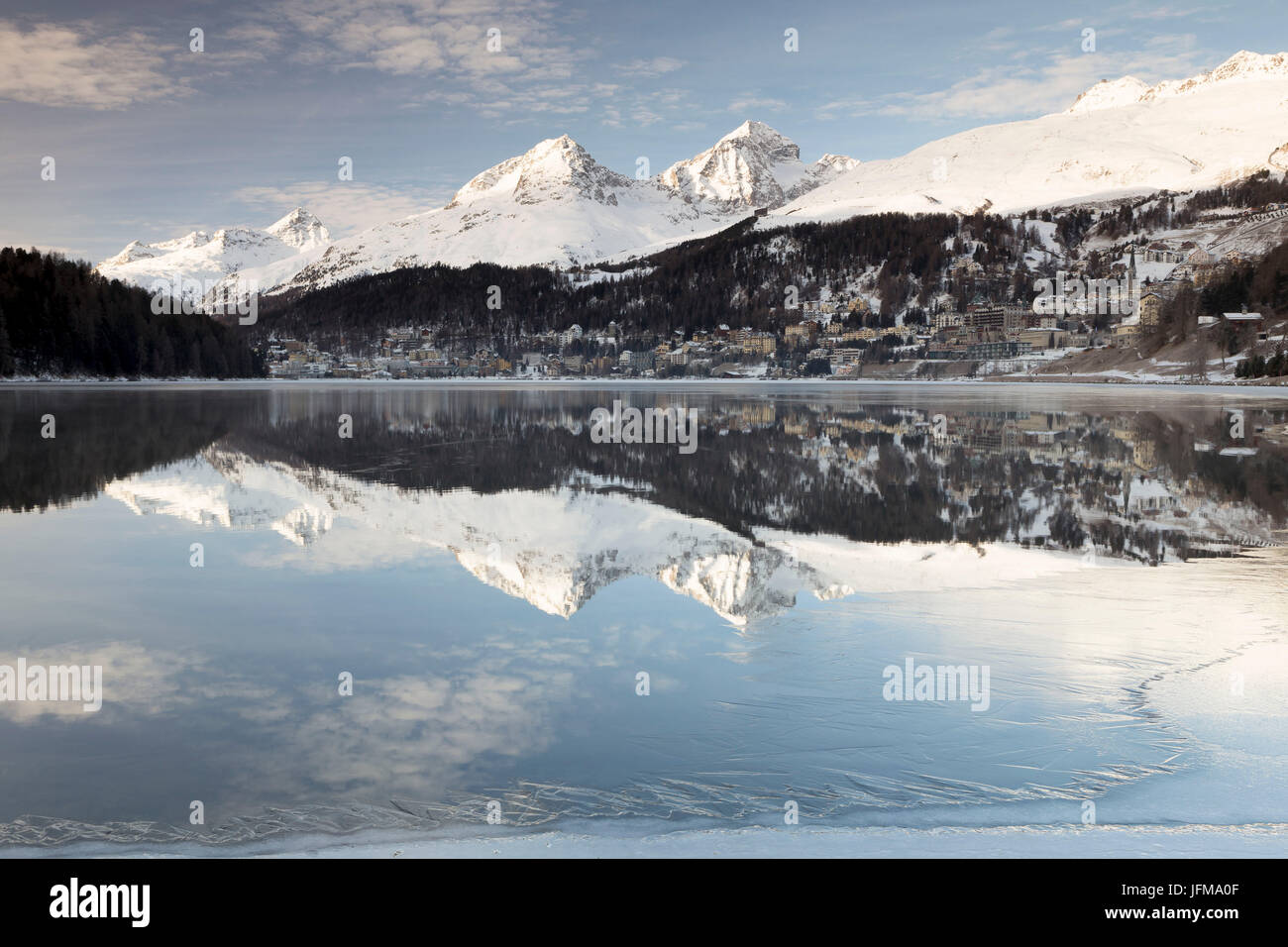 St Moritz, Engadine, Suisse, Swiss Sapl se réfléter sur le lac gelé, Banque D'Images