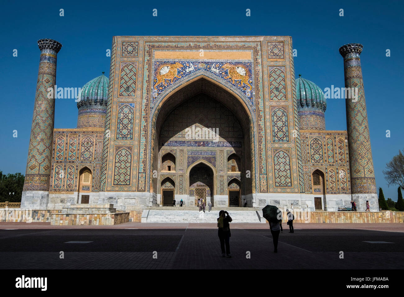 La place du Registan, Samarkand, Ouzbékistan, en Asie centrale, Sher Dor madrasah, Banque D'Images