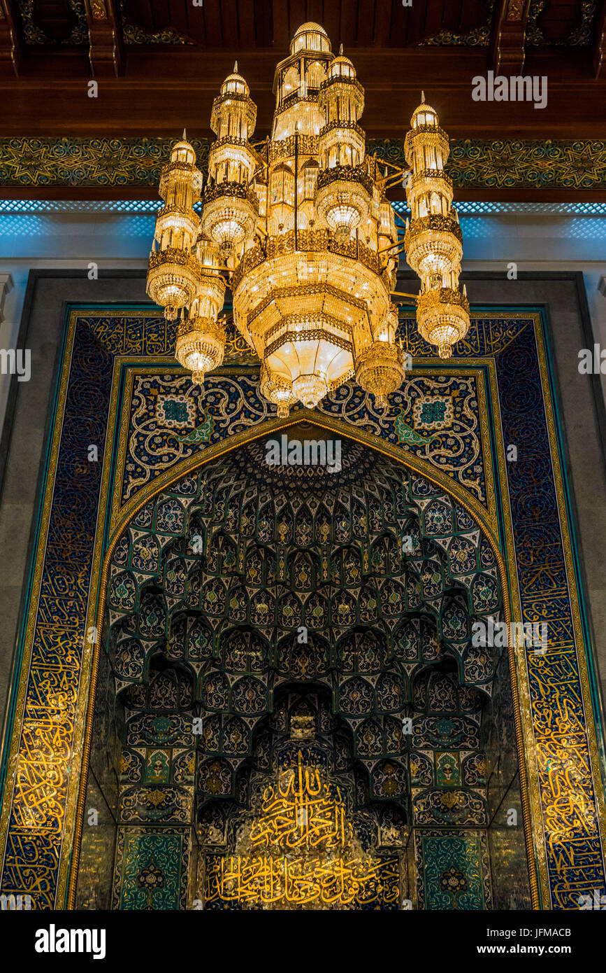 Grande Mosquée Sultan Qaboos, Muscat, Sultanat d'Oman, le Moyen-Orient, l'énorme lustre à l'intérieur de la mosquée, Banque D'Images