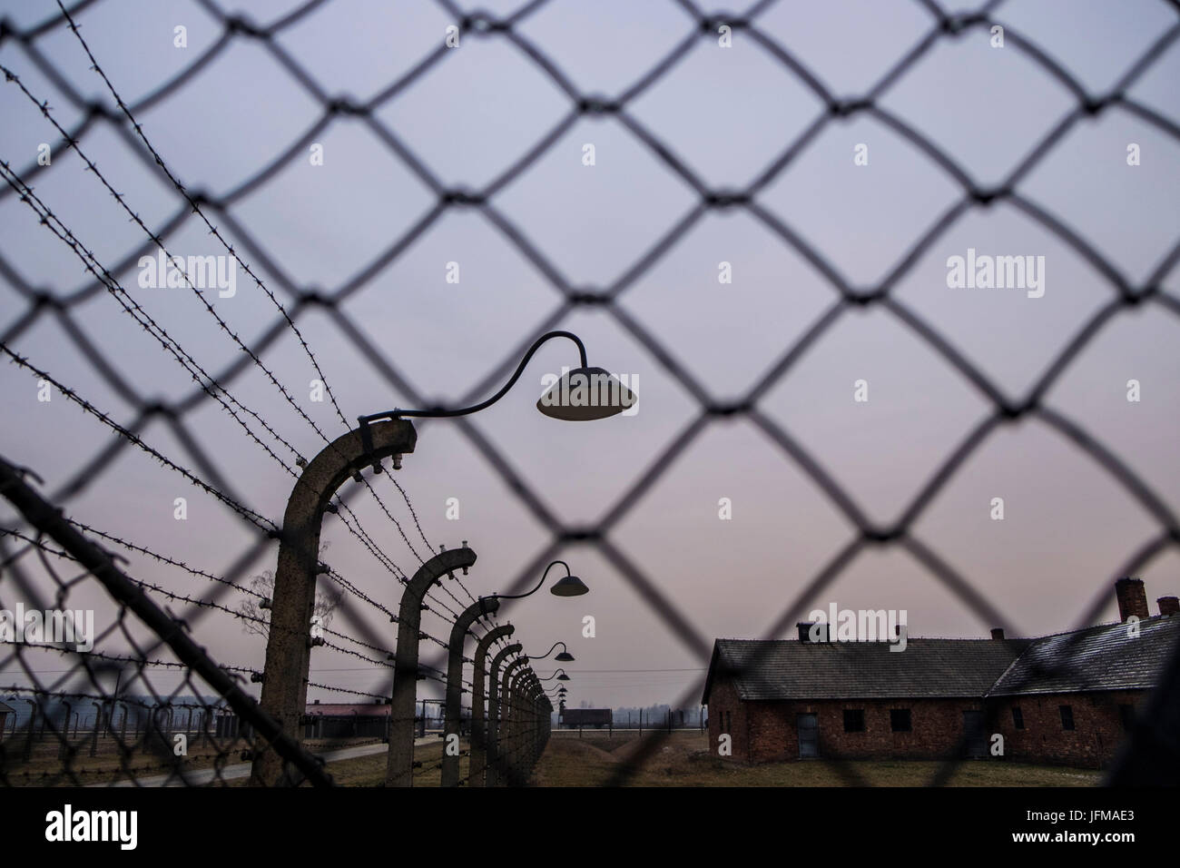 Auschwitz, Birkenau, Oswiecim, Pologne, Brzezinka, du nord-est de l'Europe, d'une clôture électrique dans l'ancien camp de concentration Nazi, Banque D'Images