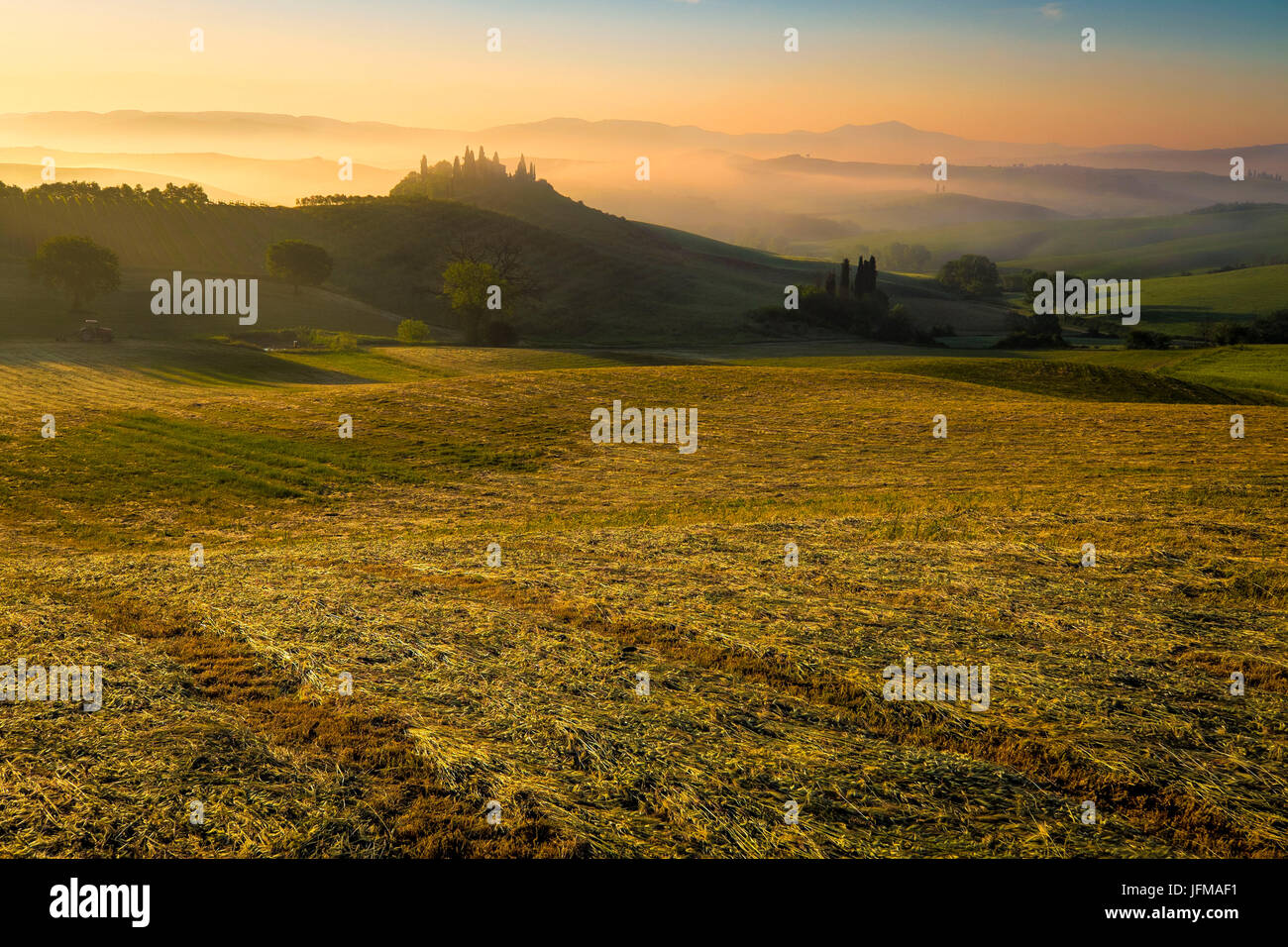 D'Orcia, Sienne, Toscane, Italie, Europe, chaud coucher de soleil sur belvedere ferme, Banque D'Images