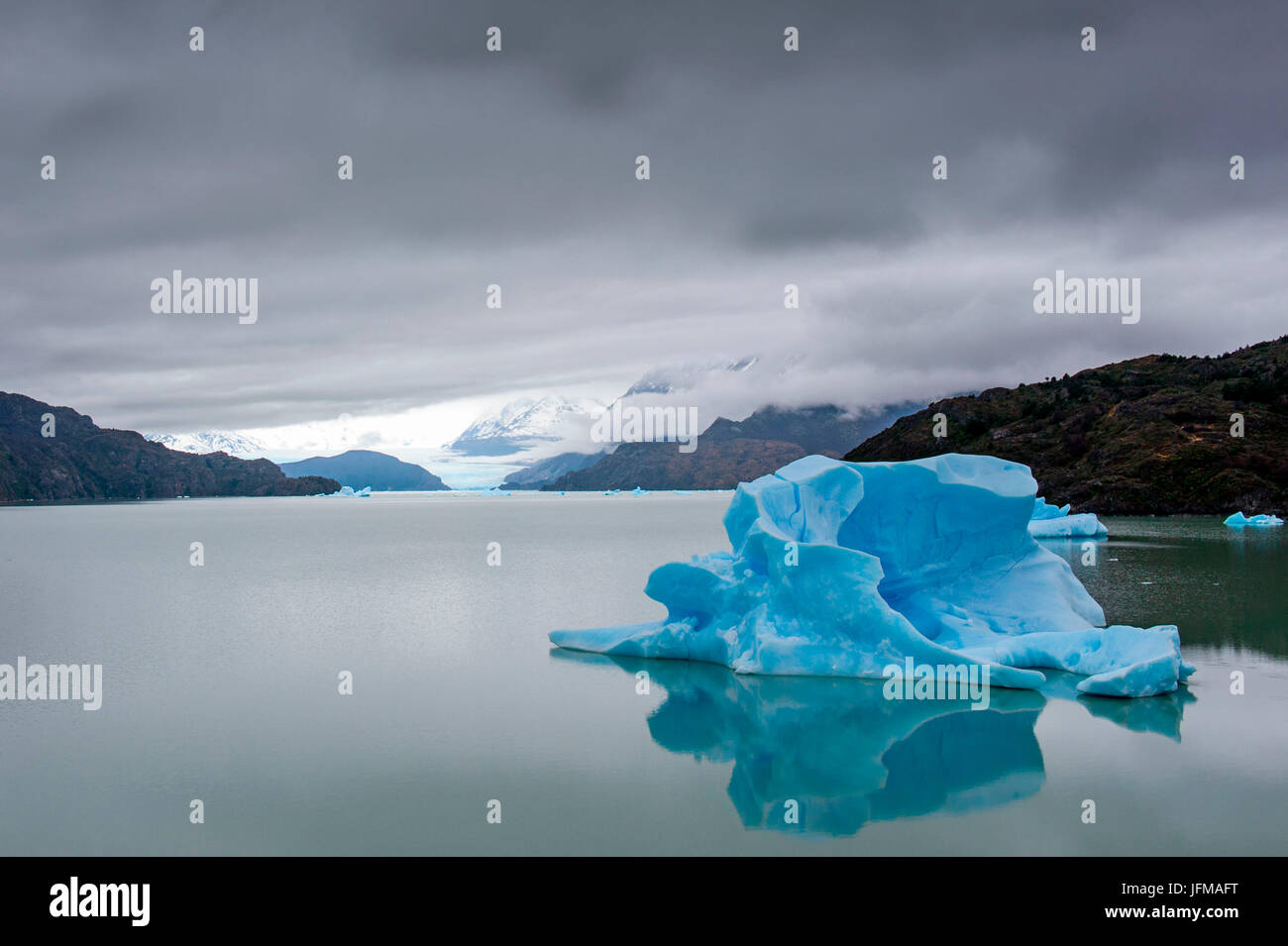 Grey Lake, Parc National Torres del Paine, Patagonie, Chili, Amérique du Sud, iceberg flottant dans l'eau du lac, gris Banque D'Images