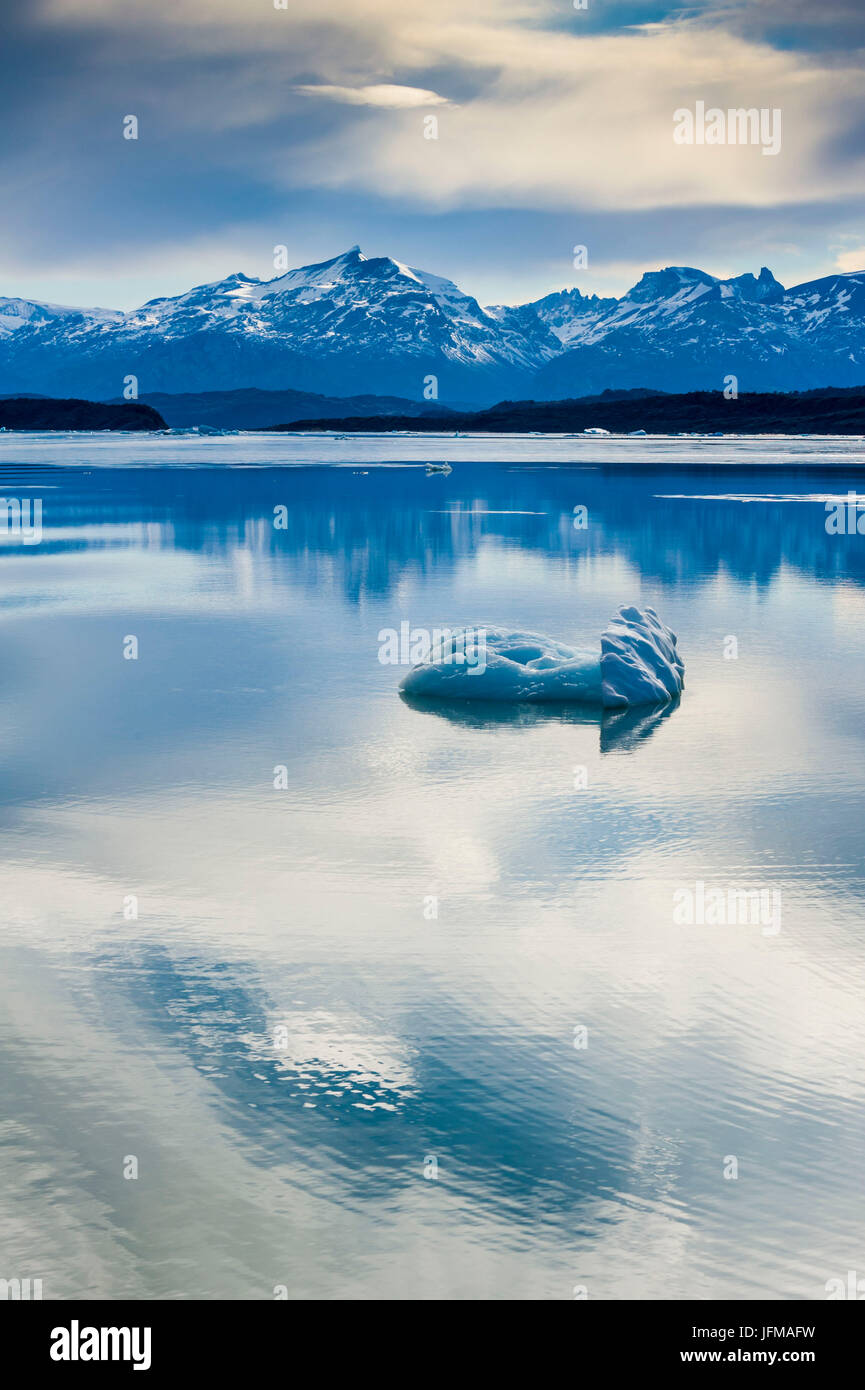 Le lac Argentino, le Parc National Los Glaciares, Patagonie, Argentine, Amérique du Sud, petit bloc de glace flottante, Banque D'Images