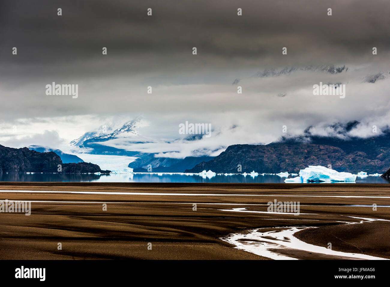 Parc National Torres del Paine, Patagonie, Chili, Amérique du Sud, Banque du lac Glacier Gris Gris avec en arrière-plan Banque D'Images