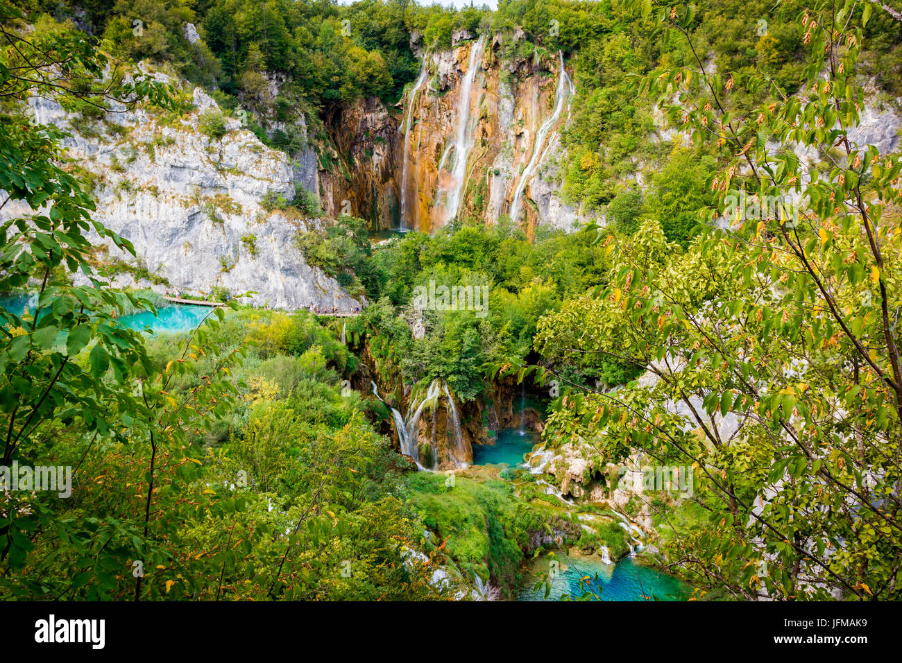 Les lacs de Plitvice, Croatie, Europe, étangs et chutes dans le vert de la végétation Banque D'Images