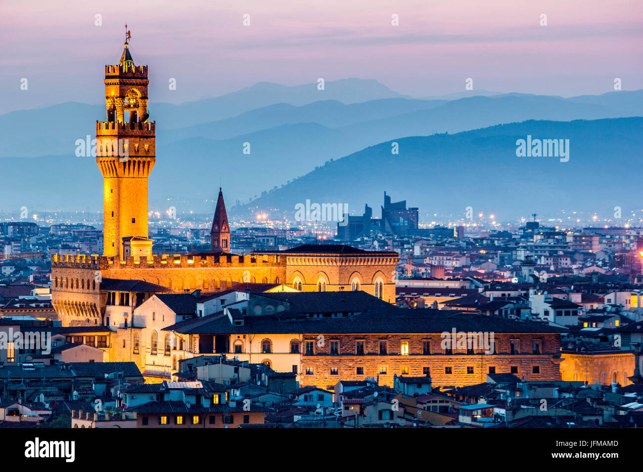 Florence, Toscane, Italie, paysage urbain et le Palazzo Vecchio, Coucher de soleil, phares sur, Banque D'Images