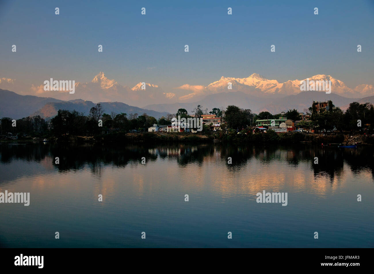 Les principaux pics de l'Annapurna se reflète dans le lac au coucher du soleil à Pokhara, Népal, Banque D'Images