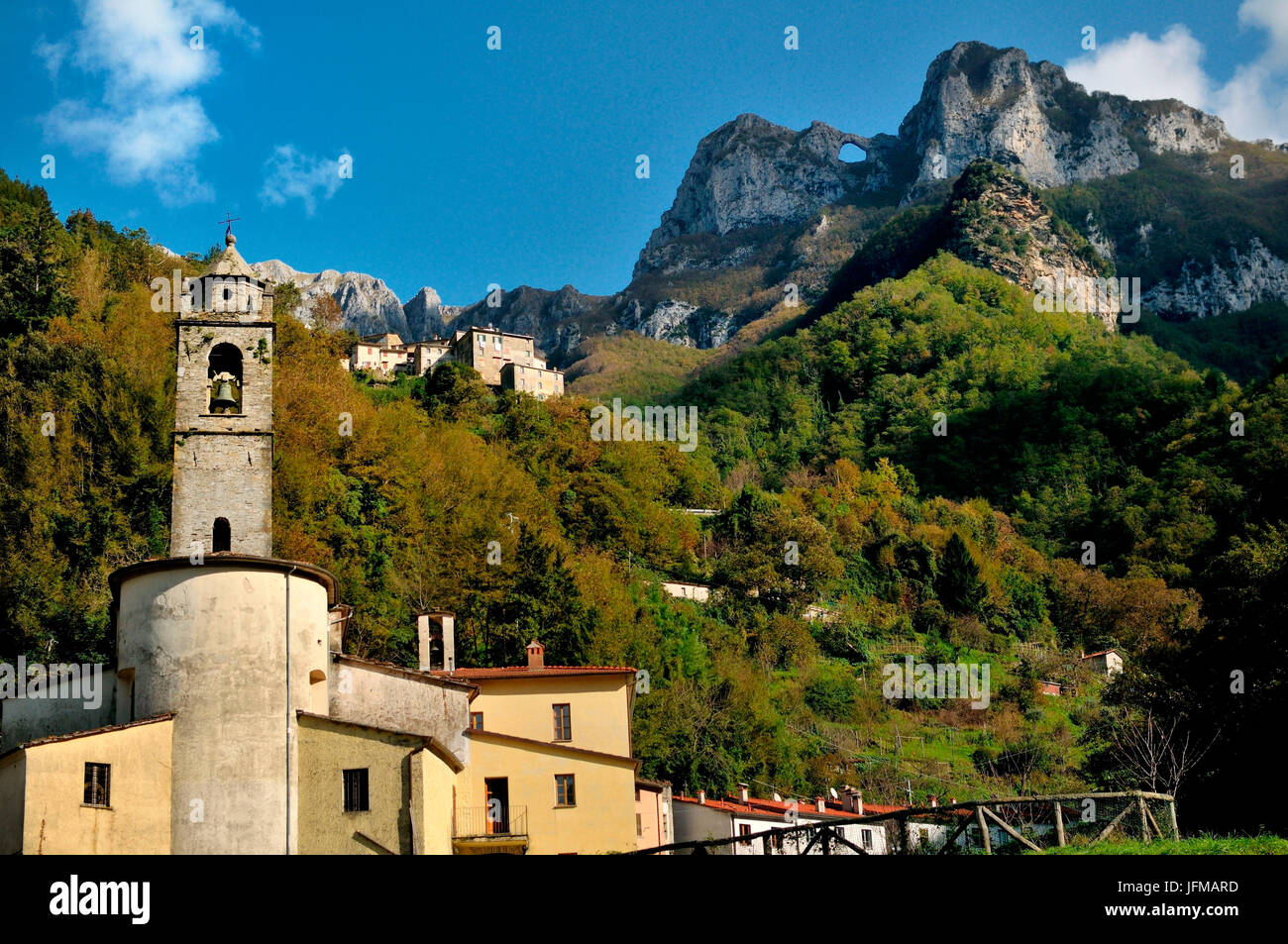 Le village de Cardoso, avec la vue de la magnifique nature du parc Forato, dans les Alpes Apuanes, Banque D'Images