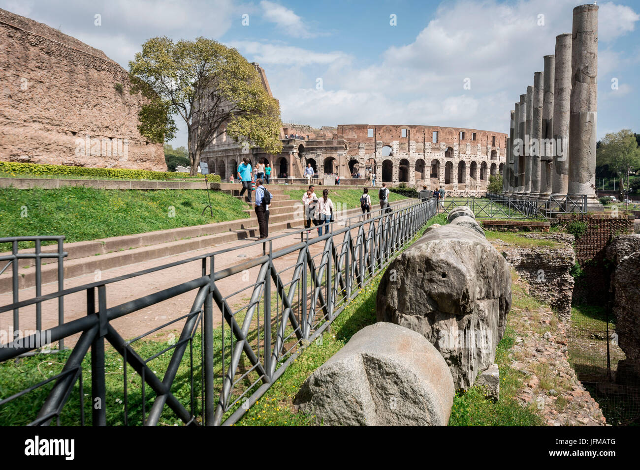 Rome, Latium, Italie, du Colisée et les touristes Banque D'Images