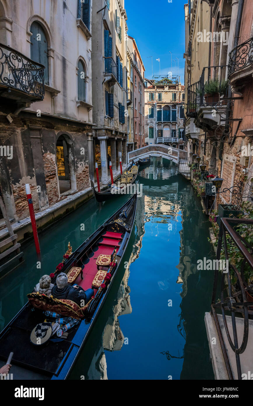 Venise, Vénétie, Italie, l'emblématique gondola à Venise Banque D'Images