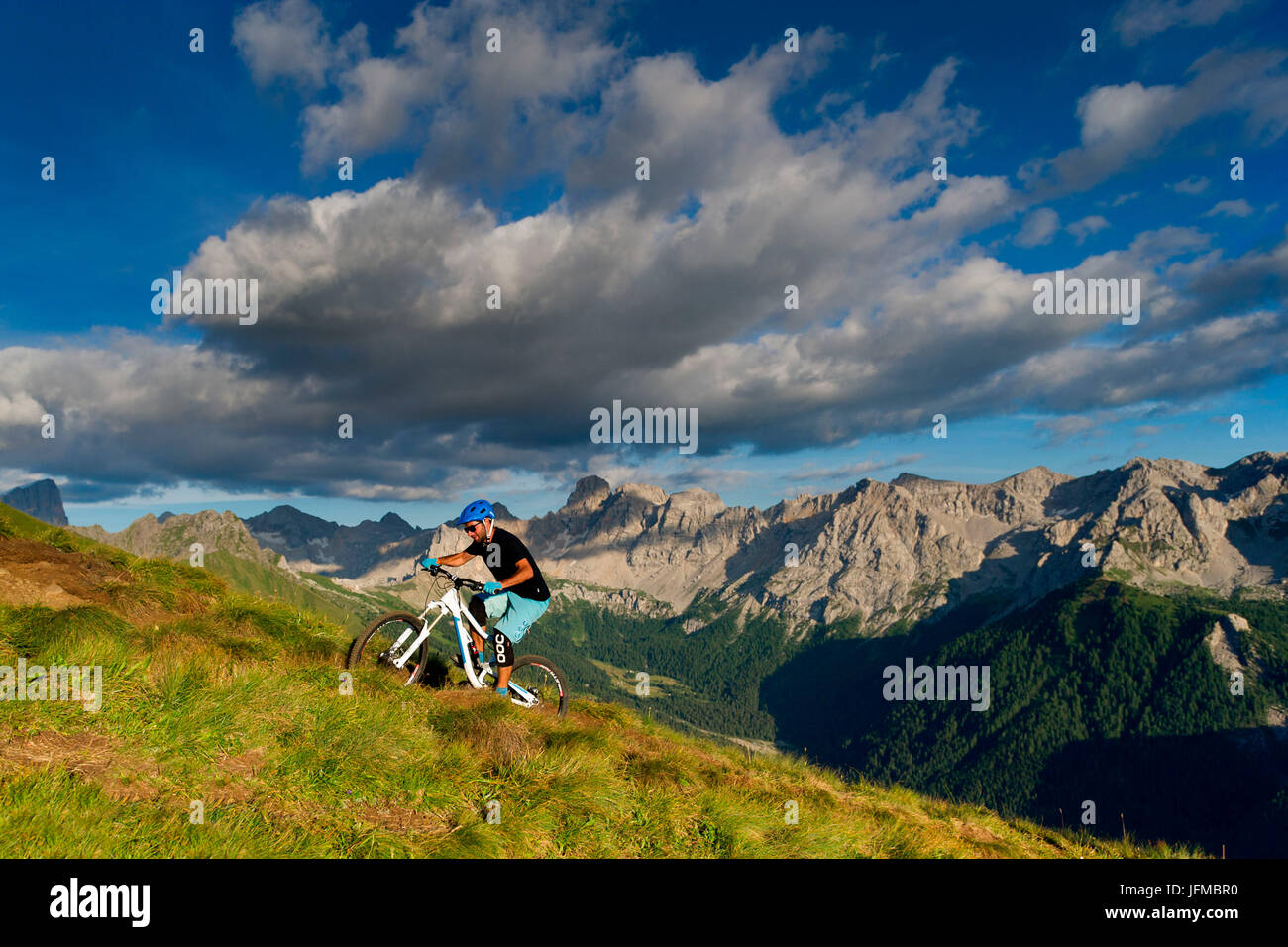 L'Europe, Dolomites, Italie, Trentino, vallée de Fassa, Biker au coucher du soleil Banque D'Images
