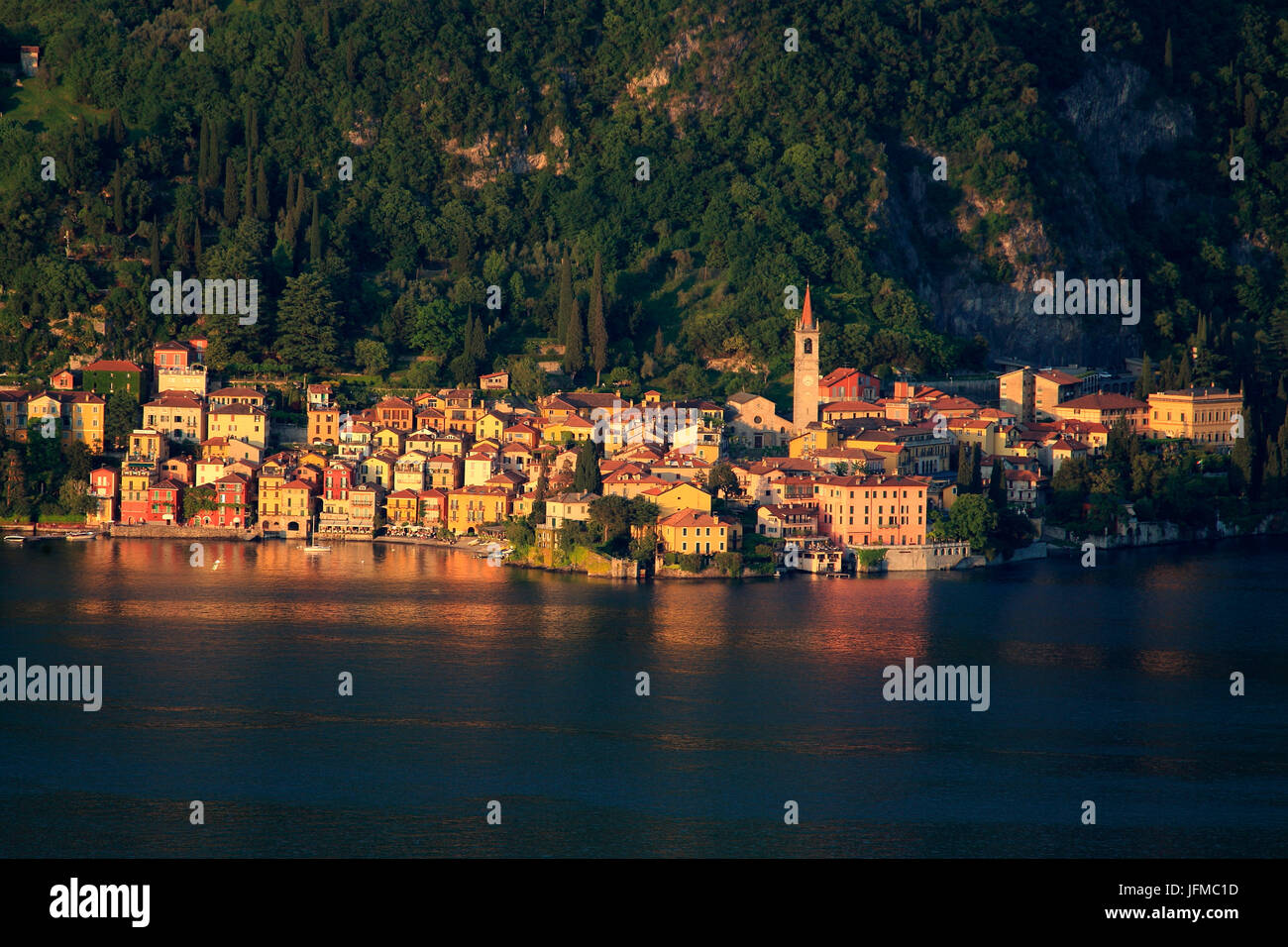 Au coucher du soleil de Varenna, Lac de Côme, province de Lecco, Lombardie, Italie Banque D'Images