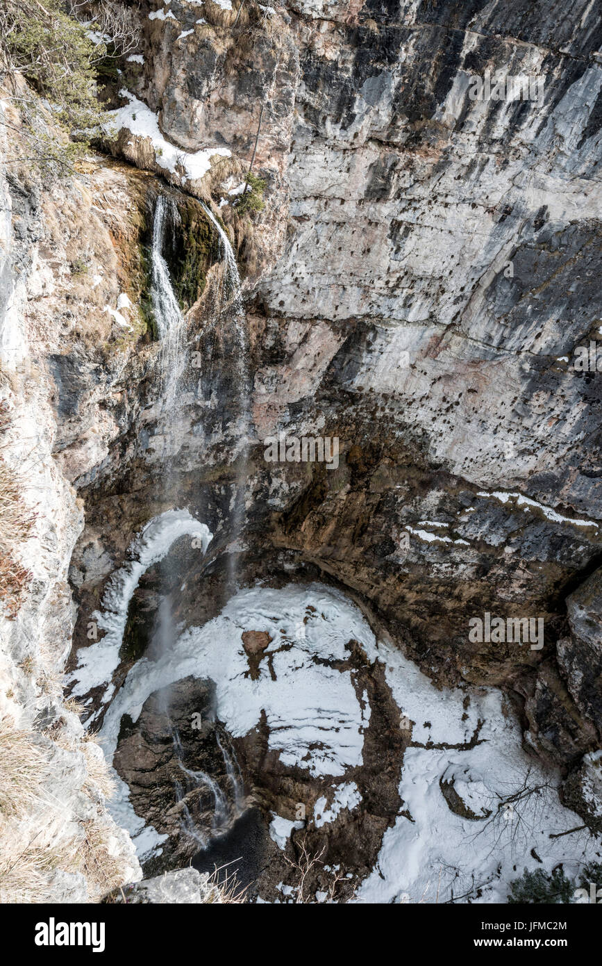 Aereal view à partir de la cascade de glace à partir de la ville, la vallée de Tret Non, Trentin-Haut-Adige, Italie, Banque D'Images