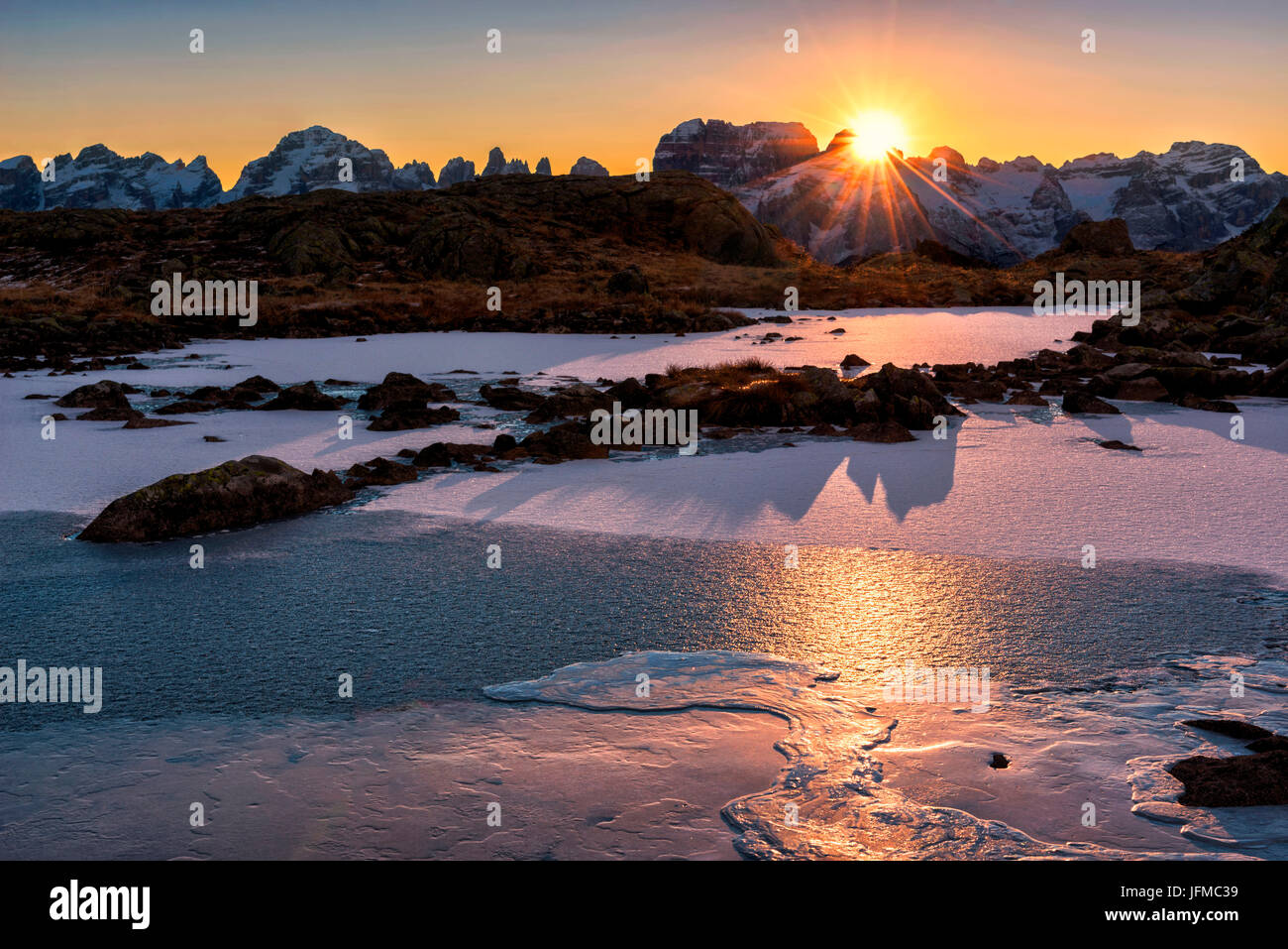 L'Italie, Trentin-Haut-Adige, Parc Adamello Brenta, Nambrone Valley, à l'aube, le Lac Noir gelé en arrière-plan, groupe de Brenta Banque D'Images