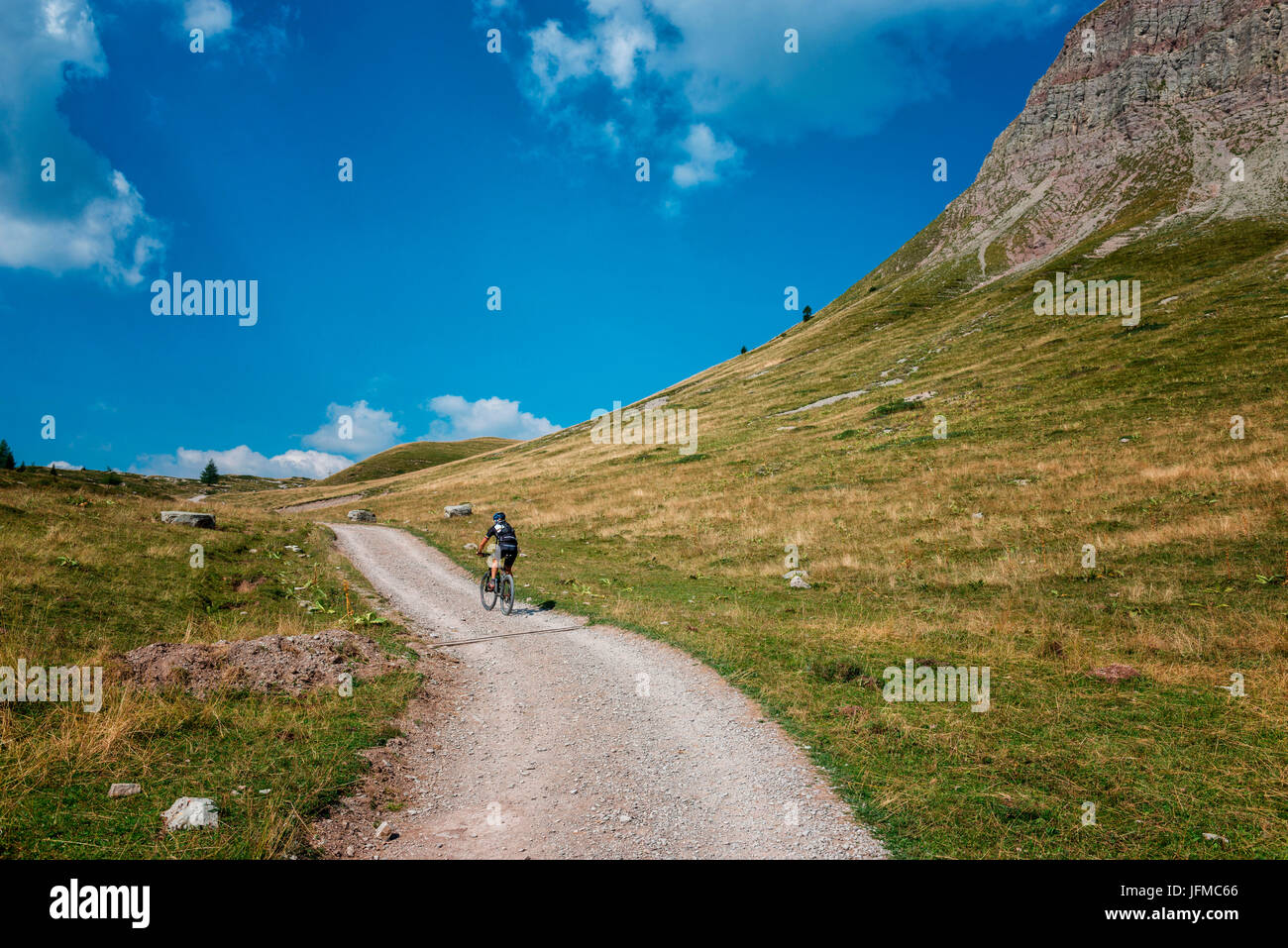 L'Italie, Trentin-Haut-Adige, la vallée de Non, biker sur son chemin jusqu'à la Val Nana, Banque D'Images