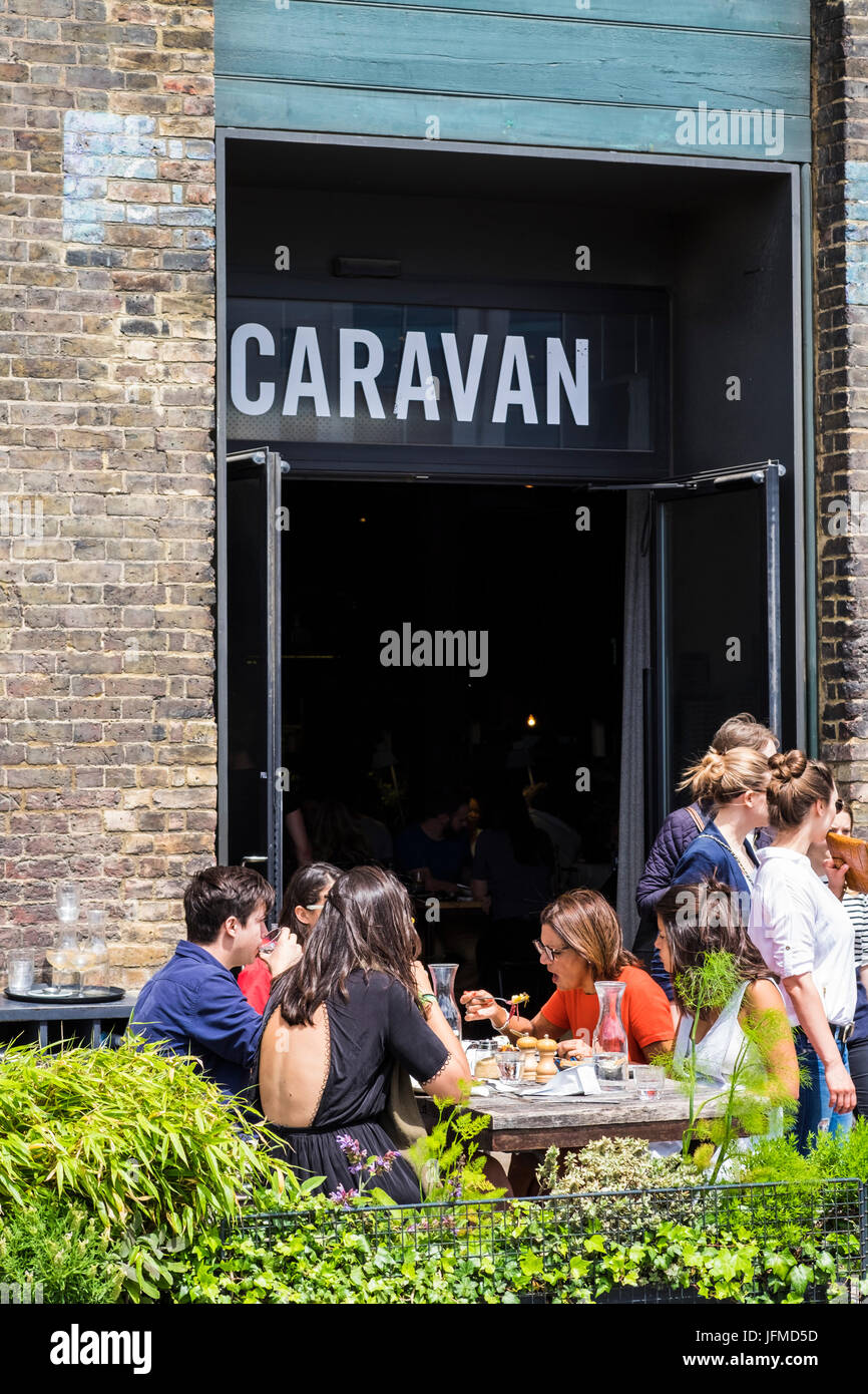 Grenier Square au cœur de la régénération de la région de King's Cross le long de Regent's Canal, Londres, Angleterre, Royaume-Uni Banque D'Images