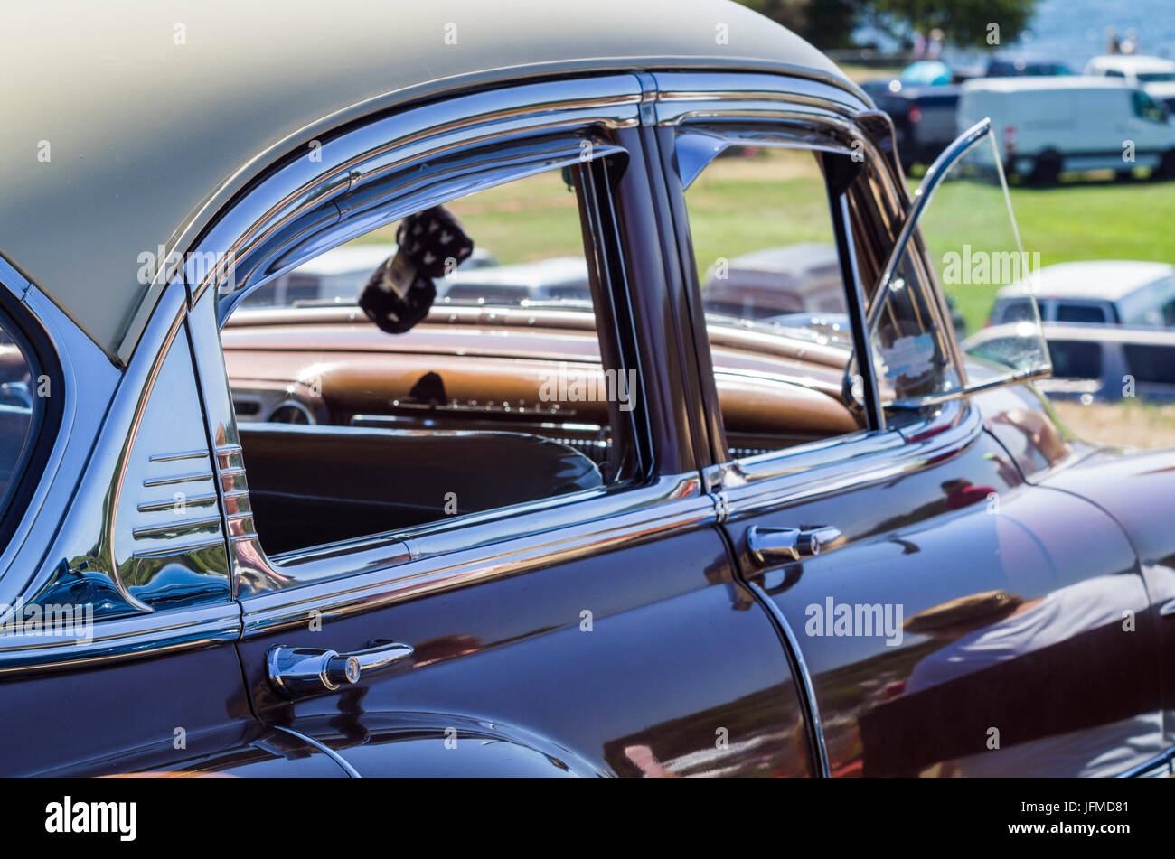 USA, Massachusetts, Cape Ann, Gloucester, voitures classiques, années 1950-voiture intérieur avec fuzzy dice Banque D'Images