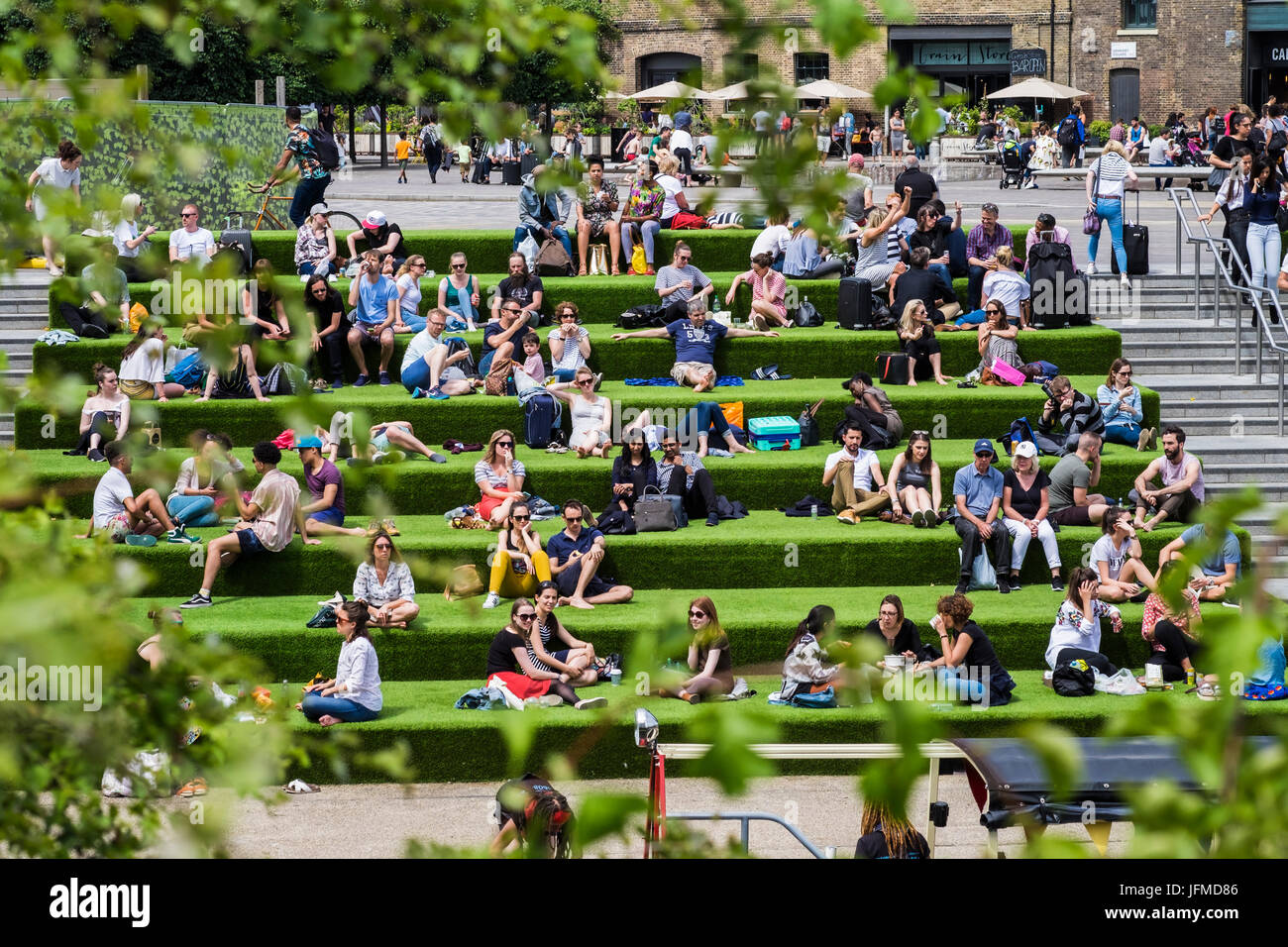 Grenier Square au cœur de la régénération de la région de King's Cross le long de Regent's Canal, Londres, Angleterre, Royaume-Uni Banque D'Images