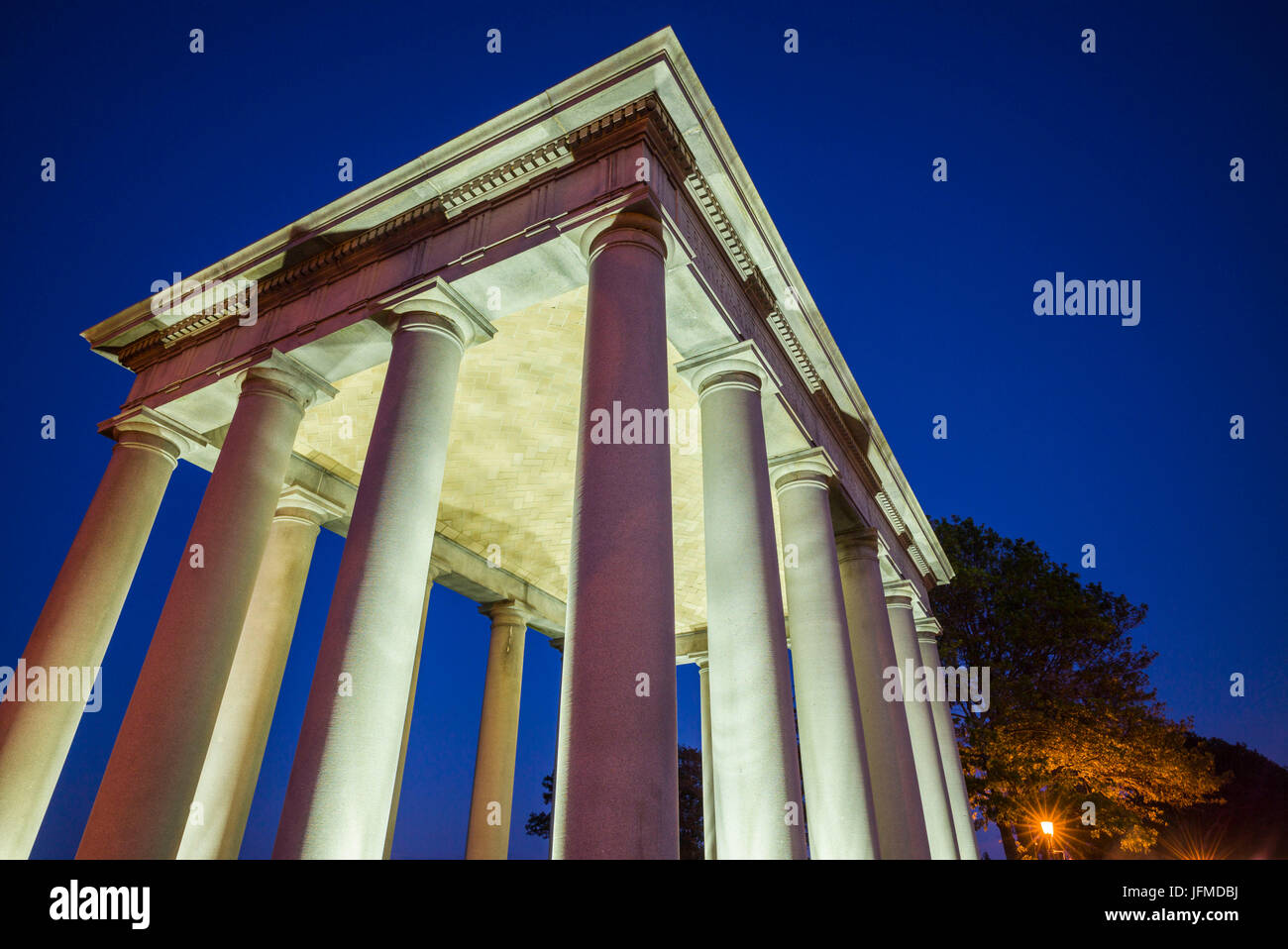 USA, Massachusetts, Plymouth, Plymouth Rock bâtiment contenant Plymouth Rock, mémorial à l'arrivée des premiers colons européens au Massachusetts en 1620, dusk Banque D'Images