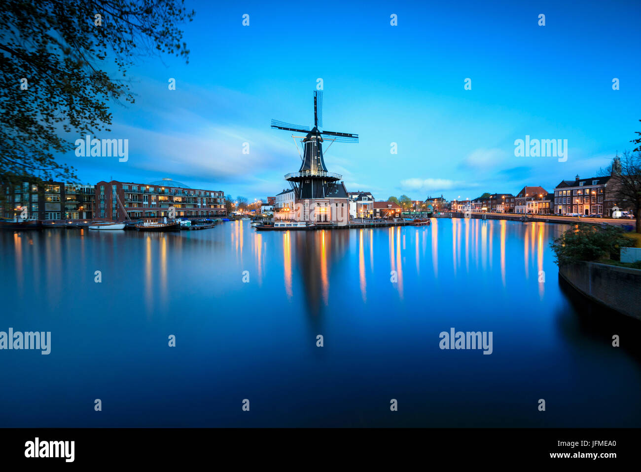 La tombée de voyants sur le Moulin de Adriaan reflète dans river Spaarne Haarlem aux Pays-Bas Hollande du Nord Europe Banque D'Images