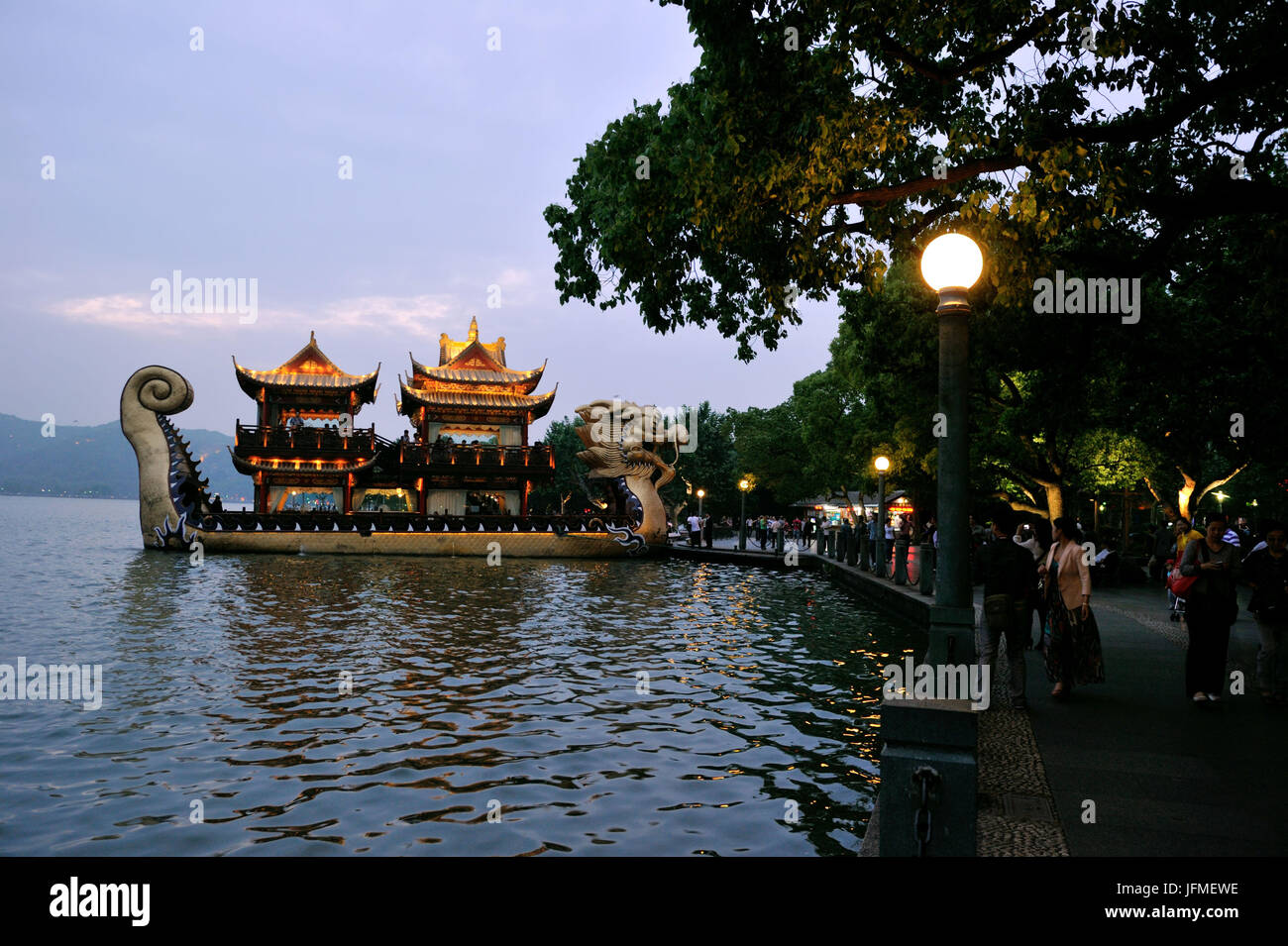 La Chine, la province du Zhejiang, Hangzhou, UNESCO World Heritage, bateau restaurant sur le lac de l'Ouest (Xihu) Banque D'Images