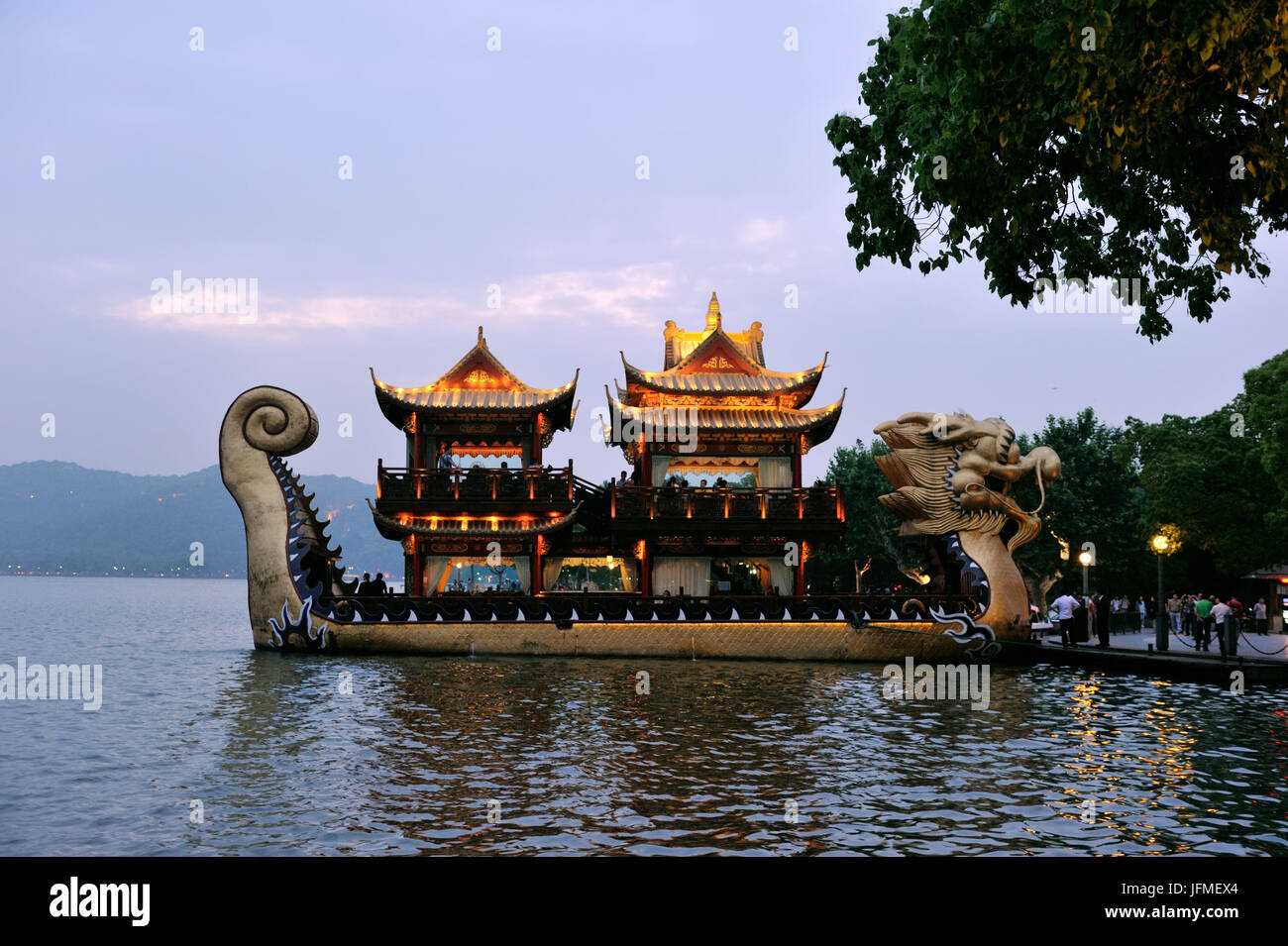 La Chine, la province du Zhejiang, Hangzhou, UNESCO World Heritage, bateau restaurant sur le lac de l'Ouest (Xihu) Banque D'Images