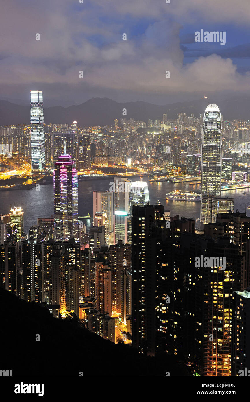La Chine, Hong Kong, vue depuis le Pic Victoria sur l'île de Hong Kong et la péninsule de Kowloon à l'arrière-plan Banque D'Images
