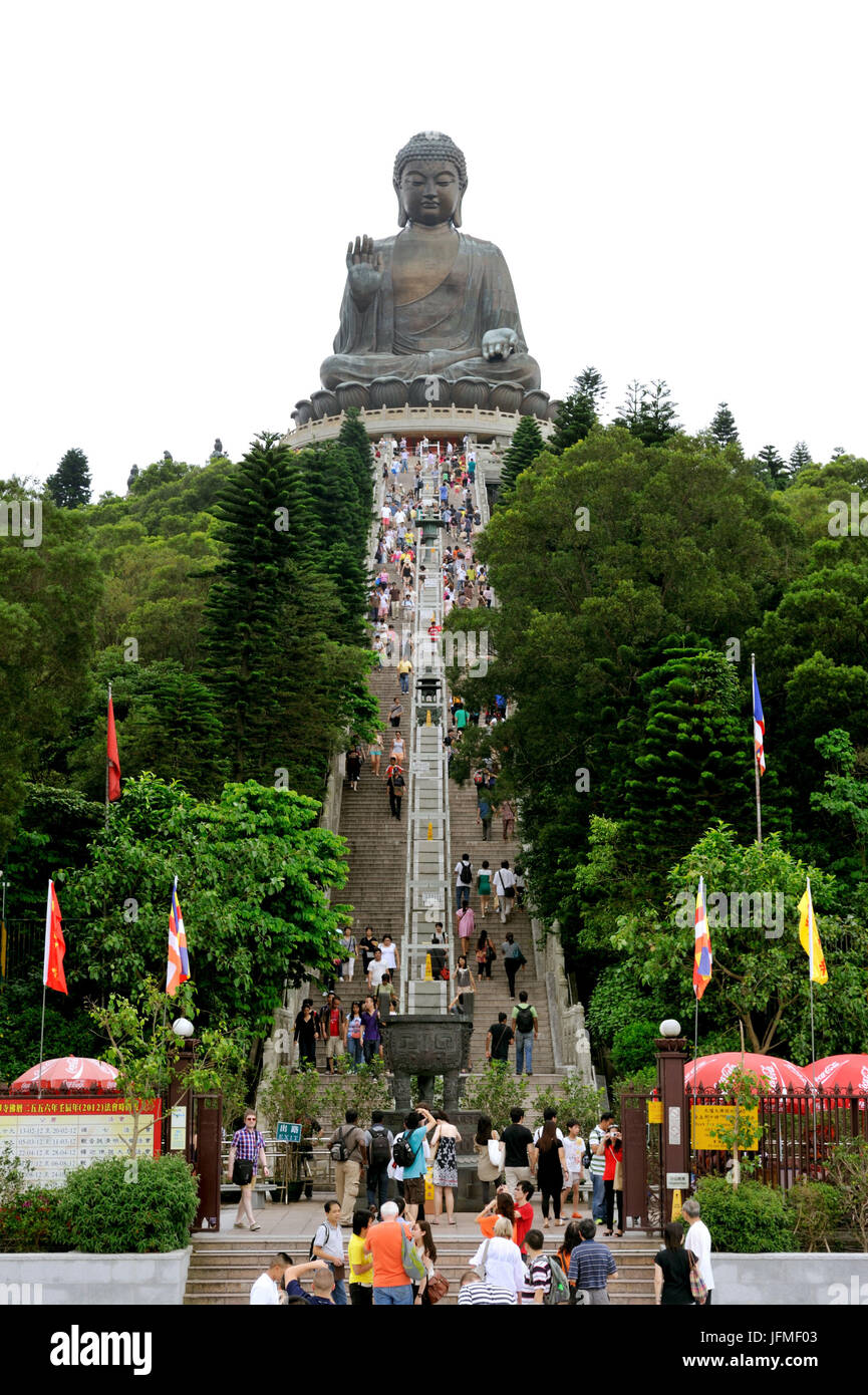 La Chine, Hong Kong, l'île de Lantau, Ngong Ping,la plus grande statue de Bouddha de bronze assis en plein air au monastère de Po Lin Banque D'Images