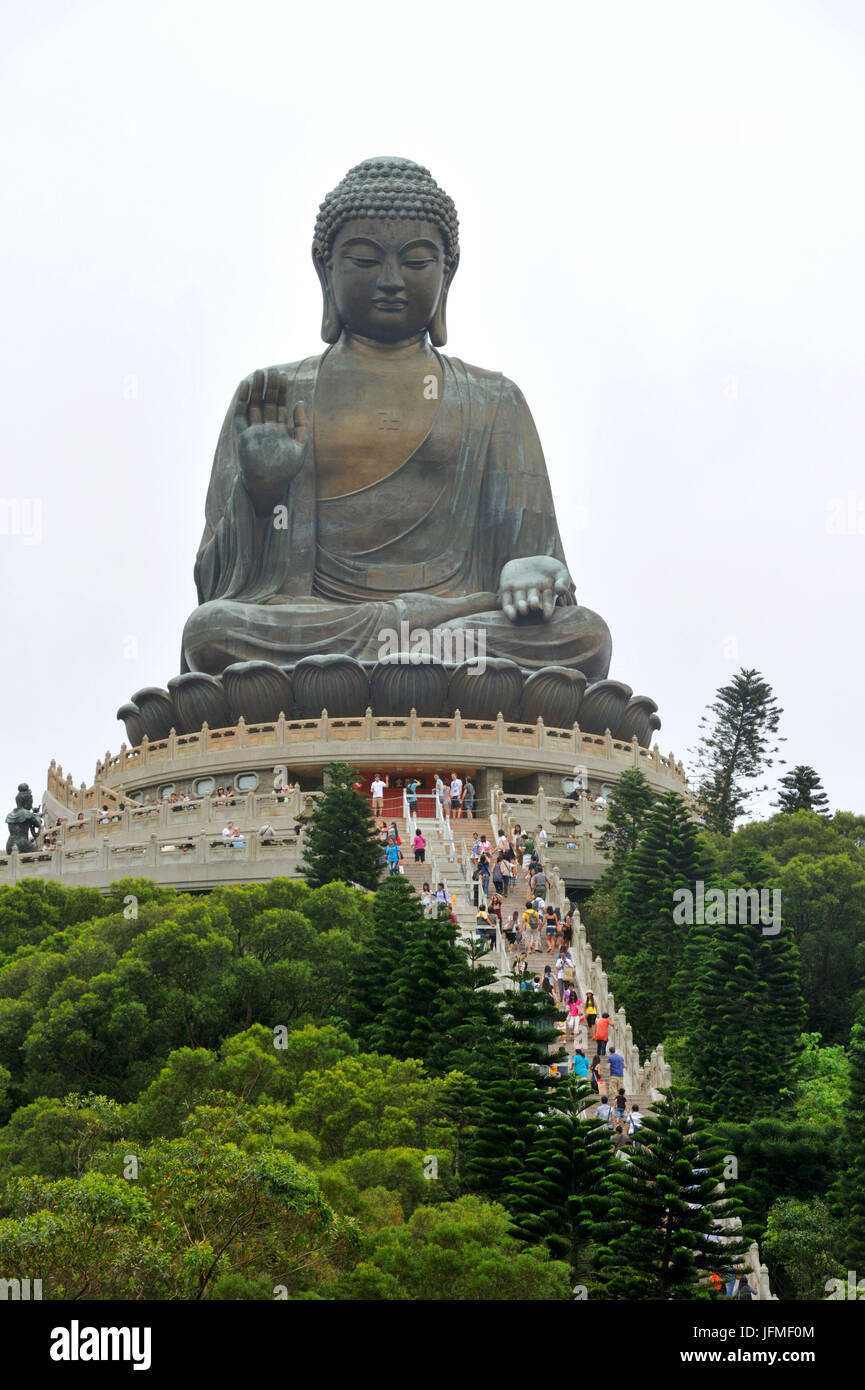 La Chine, Hong Kong, l'île de Lantau, Ngong Ping,la plus grande statue de Bouddha de bronze assis en plein air au monastère de Po Lin Banque D'Images