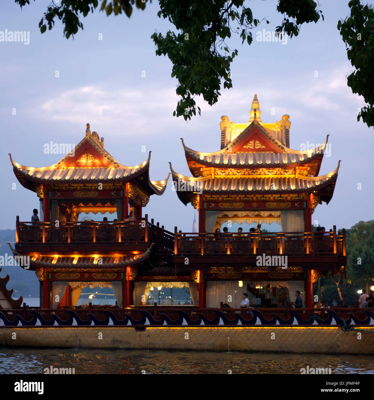 La Chine, la province du Zhejiang, Hangzhou, UNESCO World Heritage, bateau restaurant sur le lac de l'Ouest (Xihu) Banque D'Images