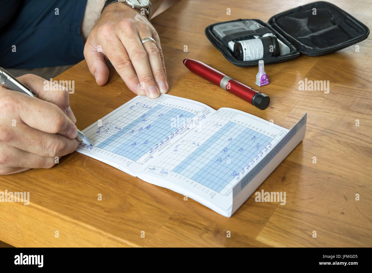 Prendre des notes diabétique dans son test de glycémie d'adresses, notes sur les niveaux de glucose de sang, journal, Banque D'Images