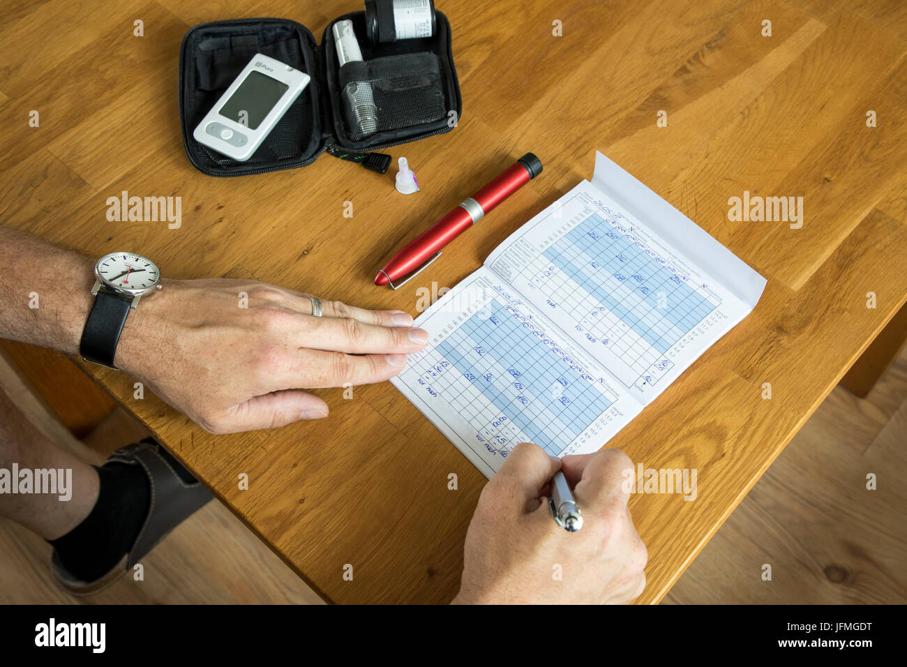 Prendre des notes diabétique dans son test de glycémie d'adresses, notes sur les niveaux de glucose de sang, journal, Banque D'Images