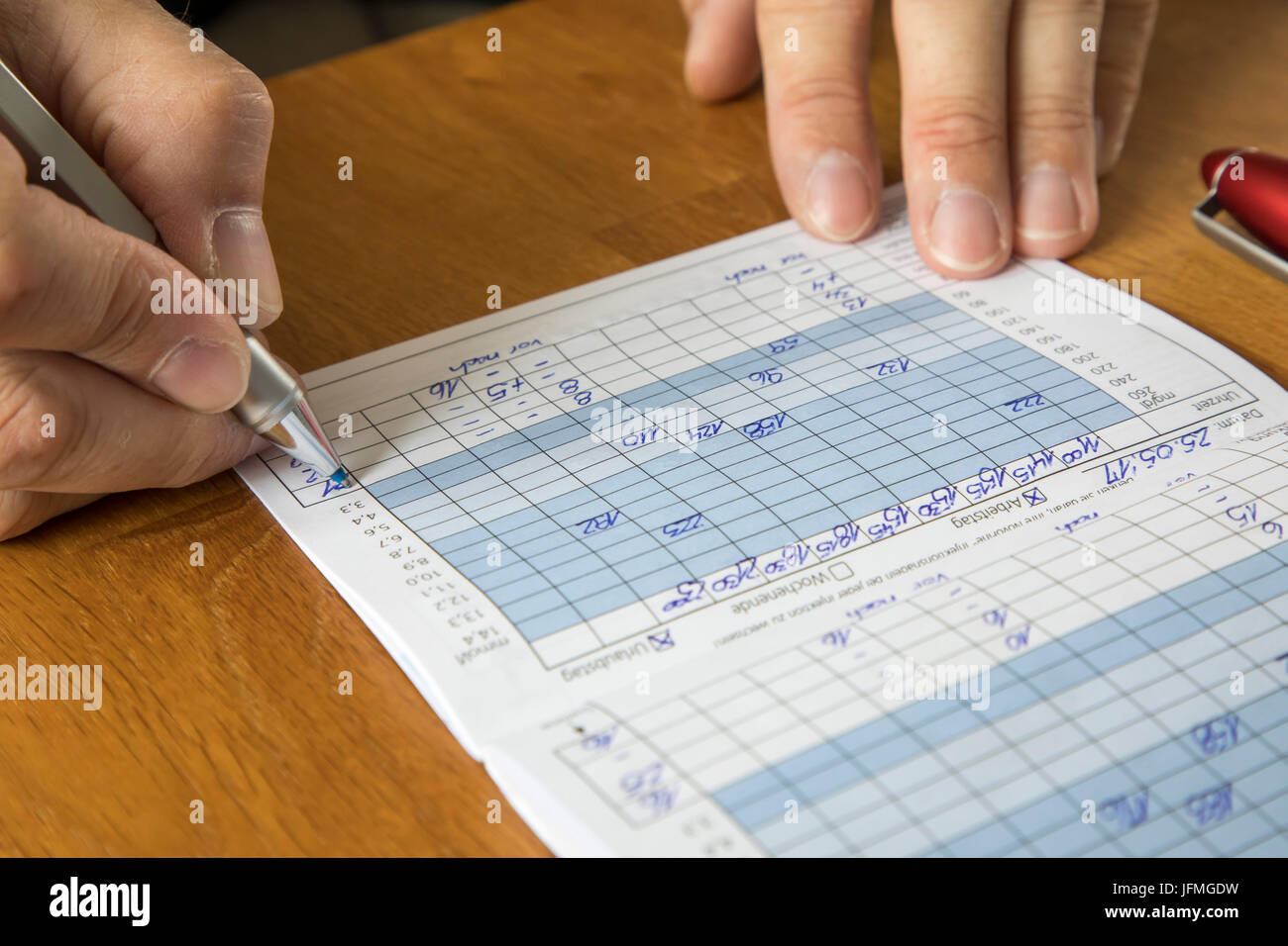 Prendre des notes diabétique dans son test de glycémie d'adresses, notes sur les niveaux de glucose de sang, journal, Banque D'Images