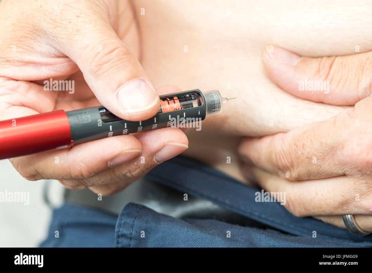 Le diabète, stylo à insuline, l'injection d'insuline avec un injecteur,  d'ajuster la quantité d'insuline nécessaire, dans les unités, dans un pli  du ventre Photo Stock - Alamy