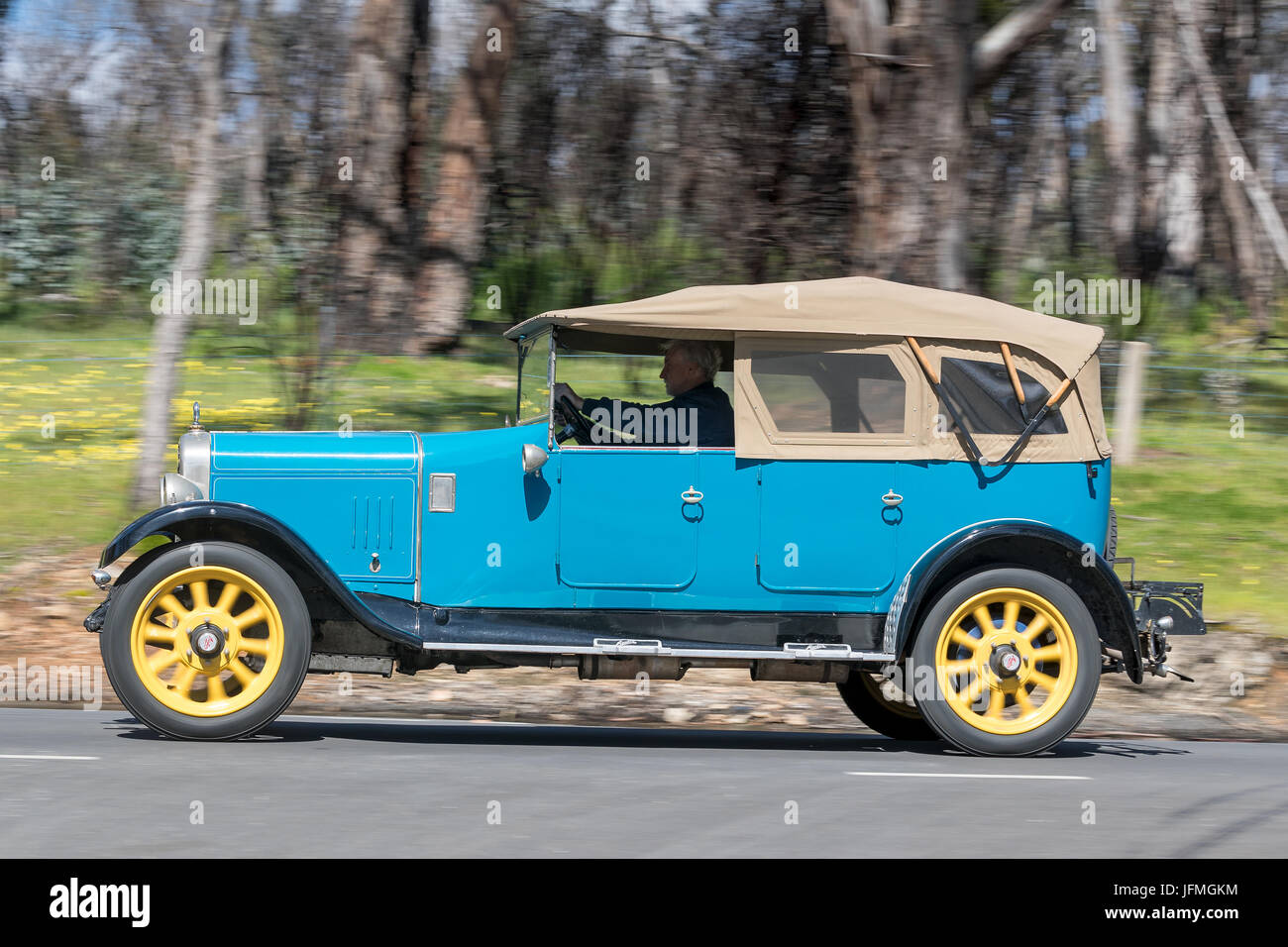 Vintage 1924 Austin 20 Tourer la conduite sur des routes de campagne près de la ville de Birdwood, Australie du Sud. Banque D'Images