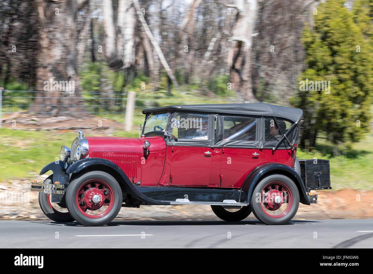 Vintage 1929 Ford un Tourer la conduite sur des routes de campagne près de la ville de Birdwood, Australie du Sud. Banque D'Images
