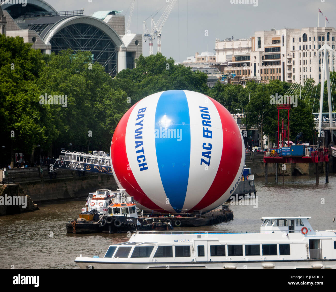 Beachball géant sur la Tamise à Westminster Bridge avec libellé Baywatch et  Zac Efron sur les