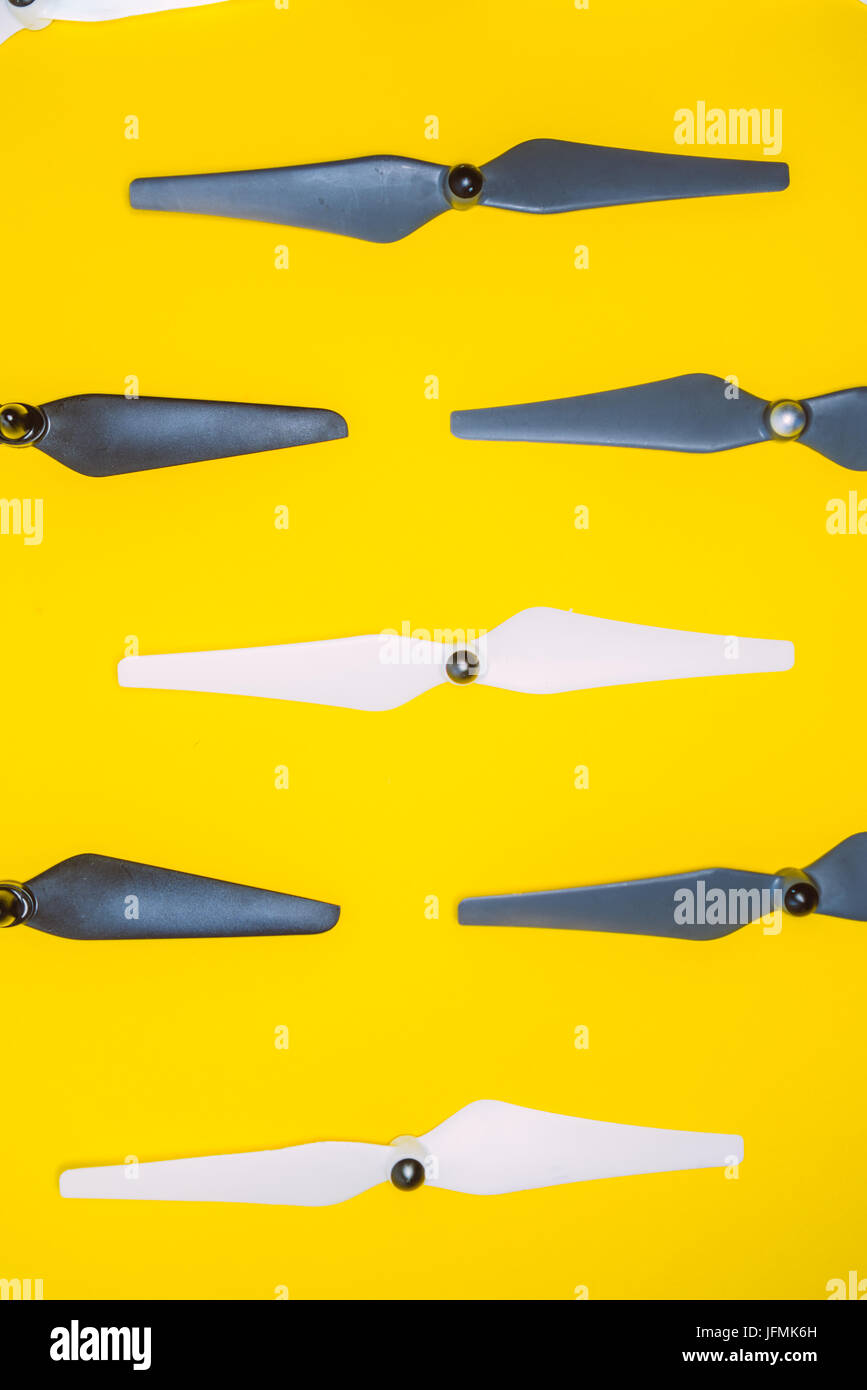 Vue de dessus du drone hélices, lien vidéo, tournevis et émetteurs numériques sur un fond bleu rouillé table en bois Banque D'Images