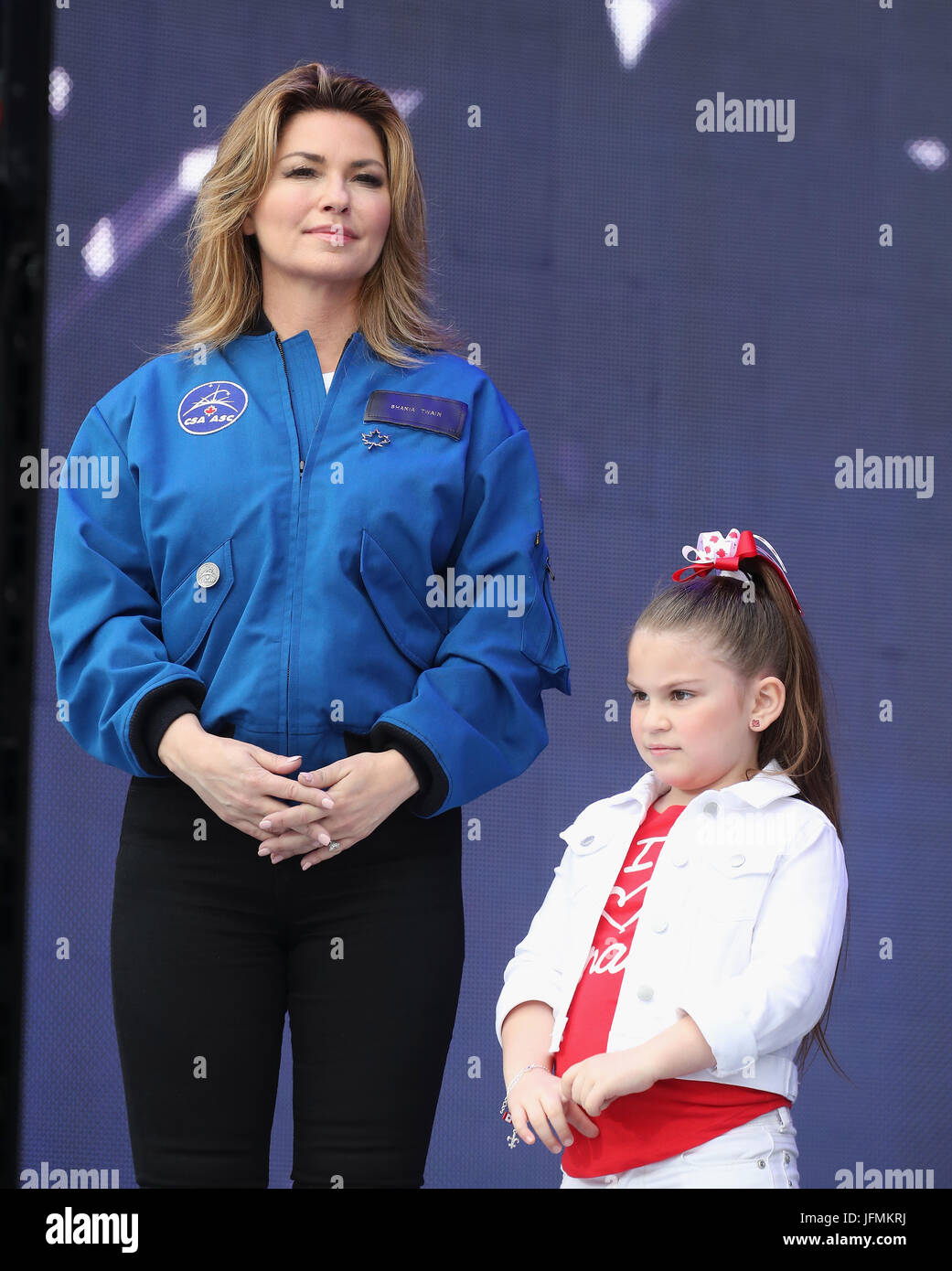 Shania Twain sur scène durant les célébrations de la fête du Canada sur la Colline du Parlement, Ottawa, au cours de la troisième journée de la visite du Prince de Galles au Canada avec son épouse la duchesse de Cornouailles. Banque D'Images