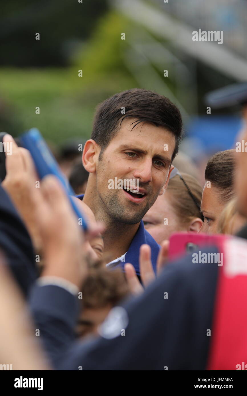 Réunion Novak Djokovic les fans après la victoire à Aegon Eastbourne 2017 International Banque D'Images