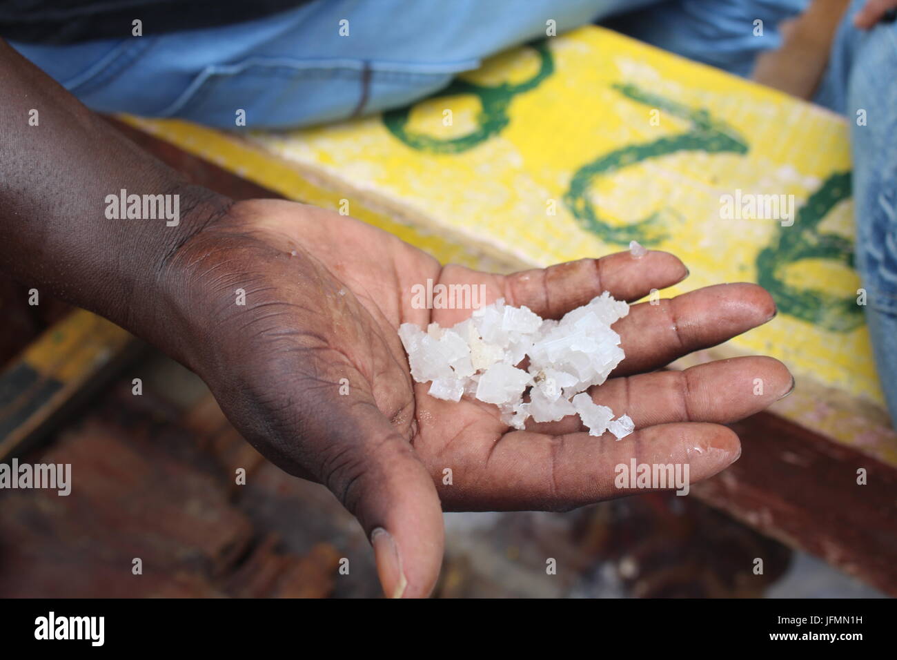 Homme tenant le sel de Lake Lac Retba, Lac Rose, Dakar Sénégal Banque D'Images