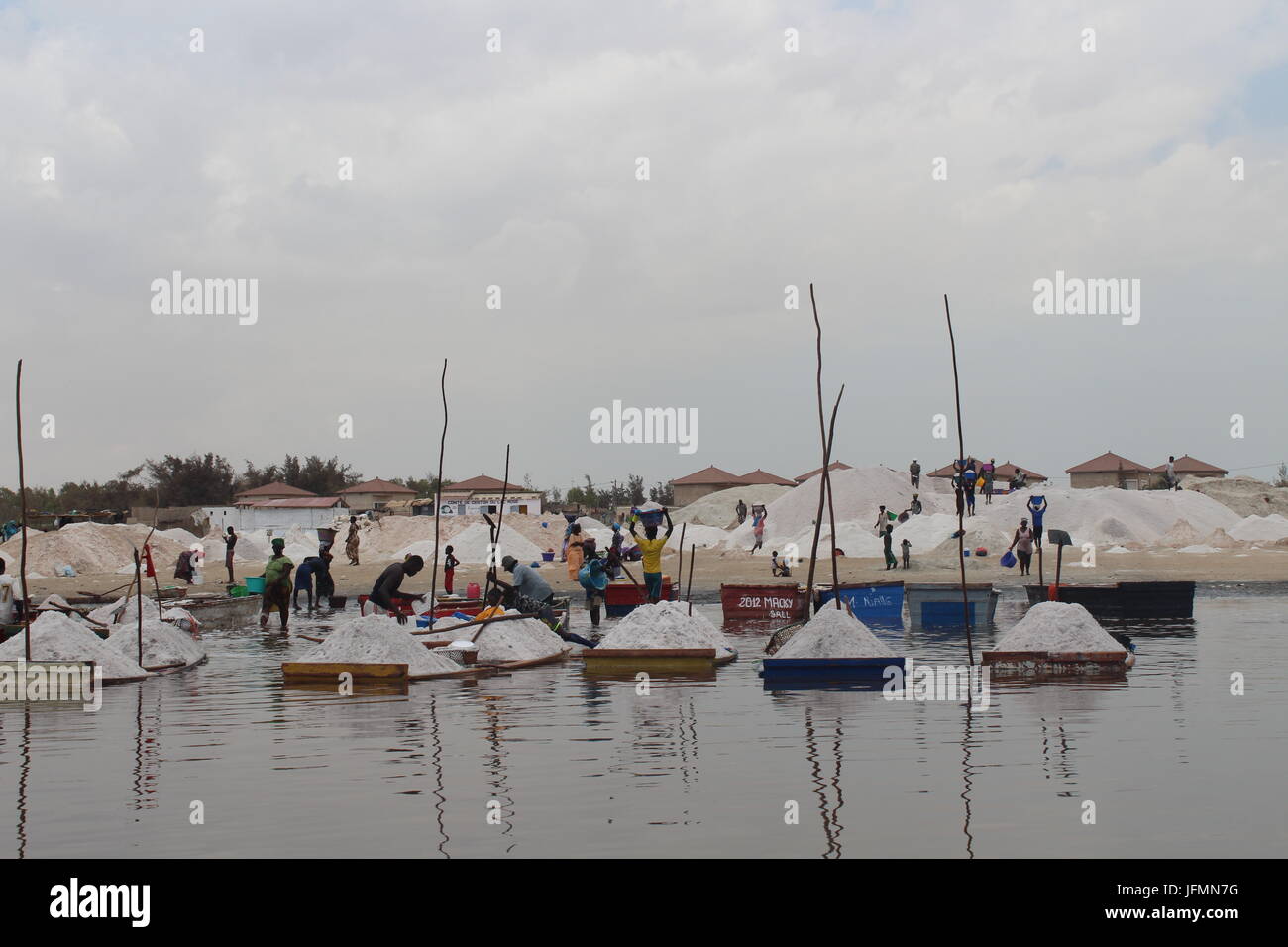 Les travailleurs du sel, Lac Rose, Lac Retba, Lac Rose, Dakar, Sénégal Banque D'Images