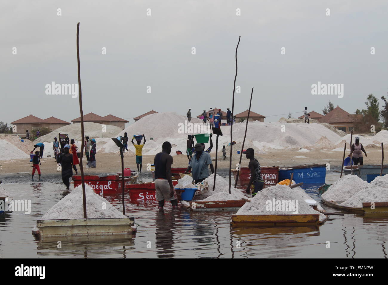 Les travailleurs de sel dans Le Lac Retba, Lac Rose, près de Dakar au Sénégal Banque D'Images