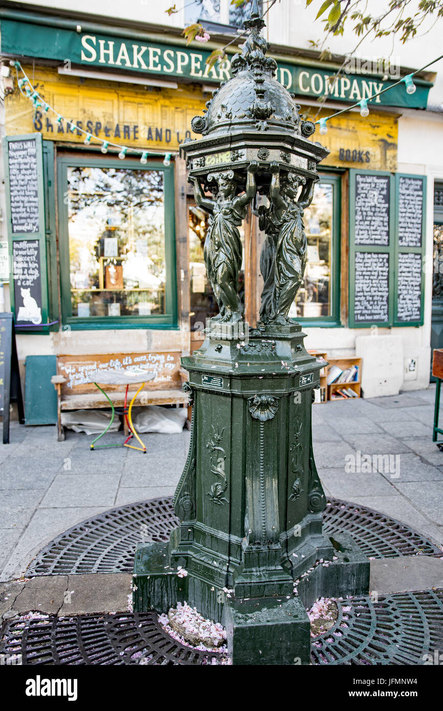 Fontaine Deau Gazeuse à Paris Banque Dimages Photo Stock