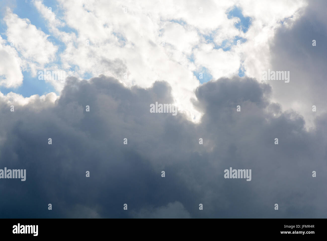 Arrière-plan de sombres nuages avant un orage Banque D'Images