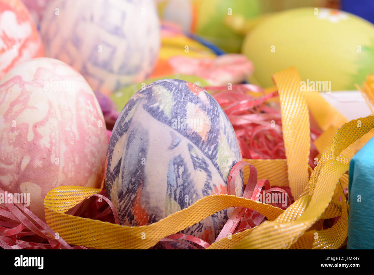 Les oeufs de pâques la main close up, rubans et décoration Banque D'Images