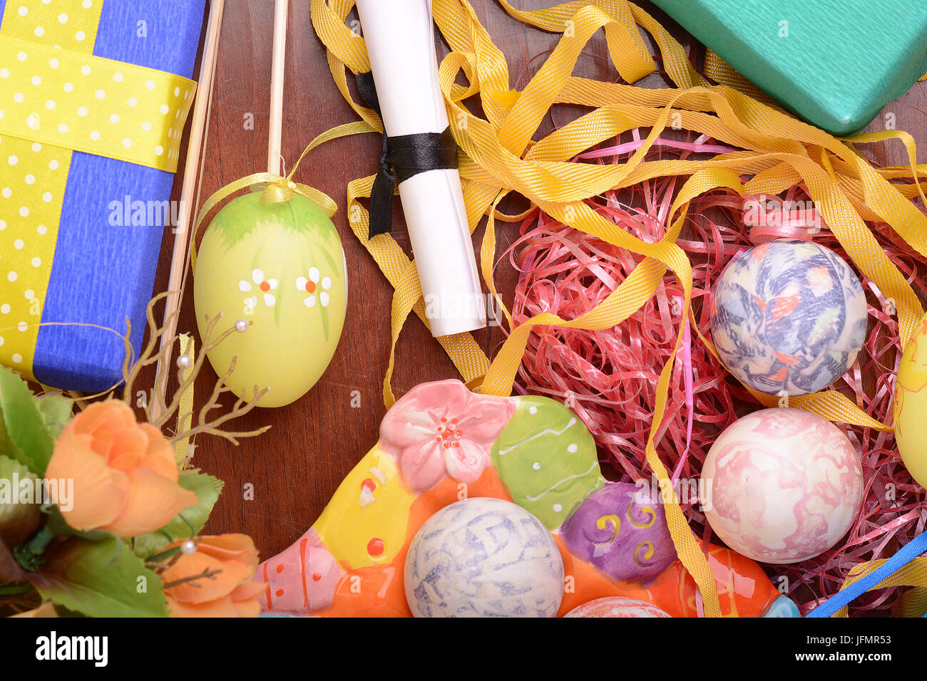 Les oeufs de pâques la main close up, rubans et décoration Banque D'Images